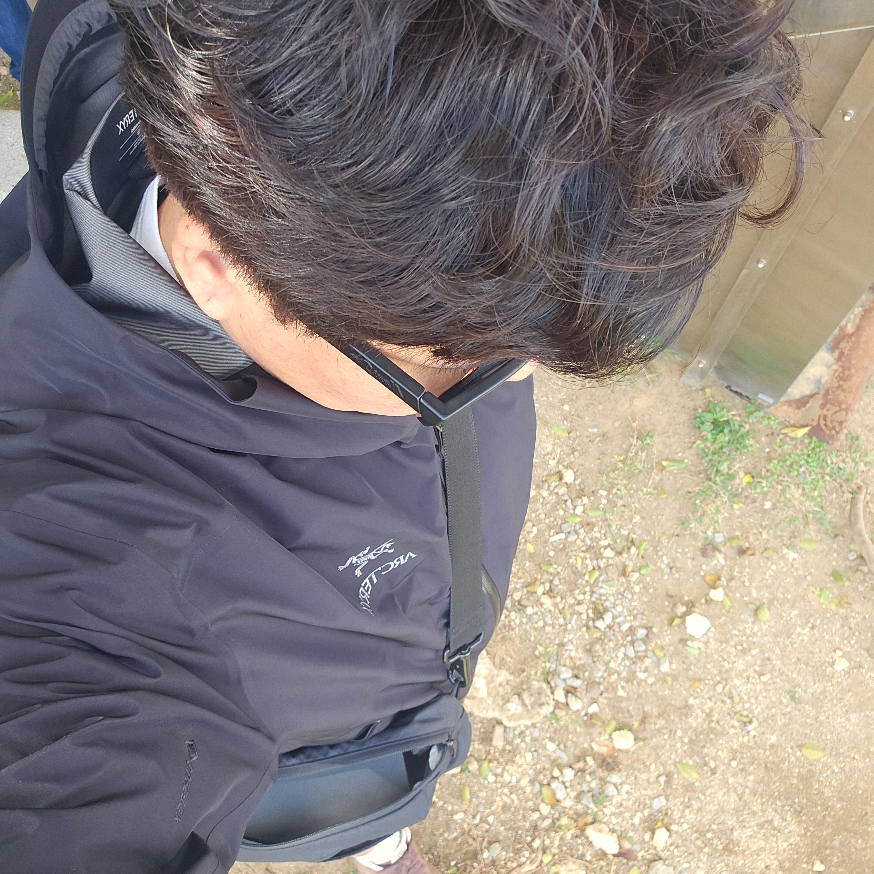 Arc'teryx Beta LT Jacket Black, Arc'teryx Heliad 6 Crossbody Bag Black 착용 스타일 - 1