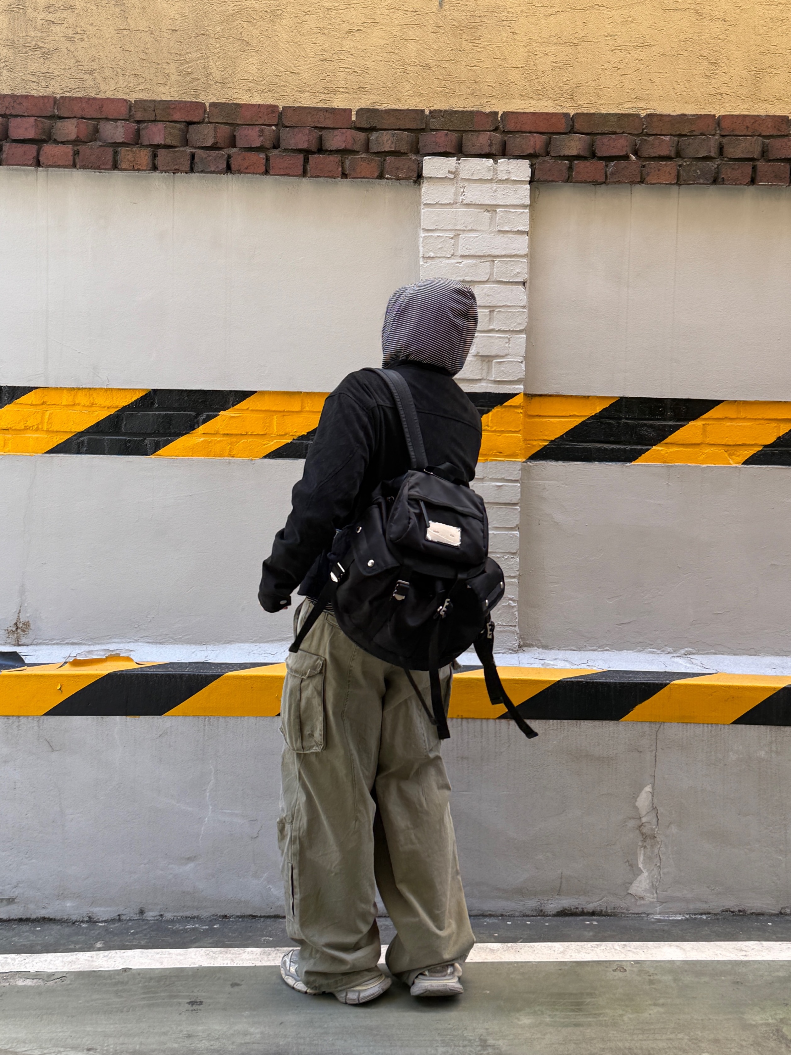 Matin Kim Pocket Utility Large Backpack Black, Balenciaga 3XL Sneakers Light Beige 착용 스타일 - 1