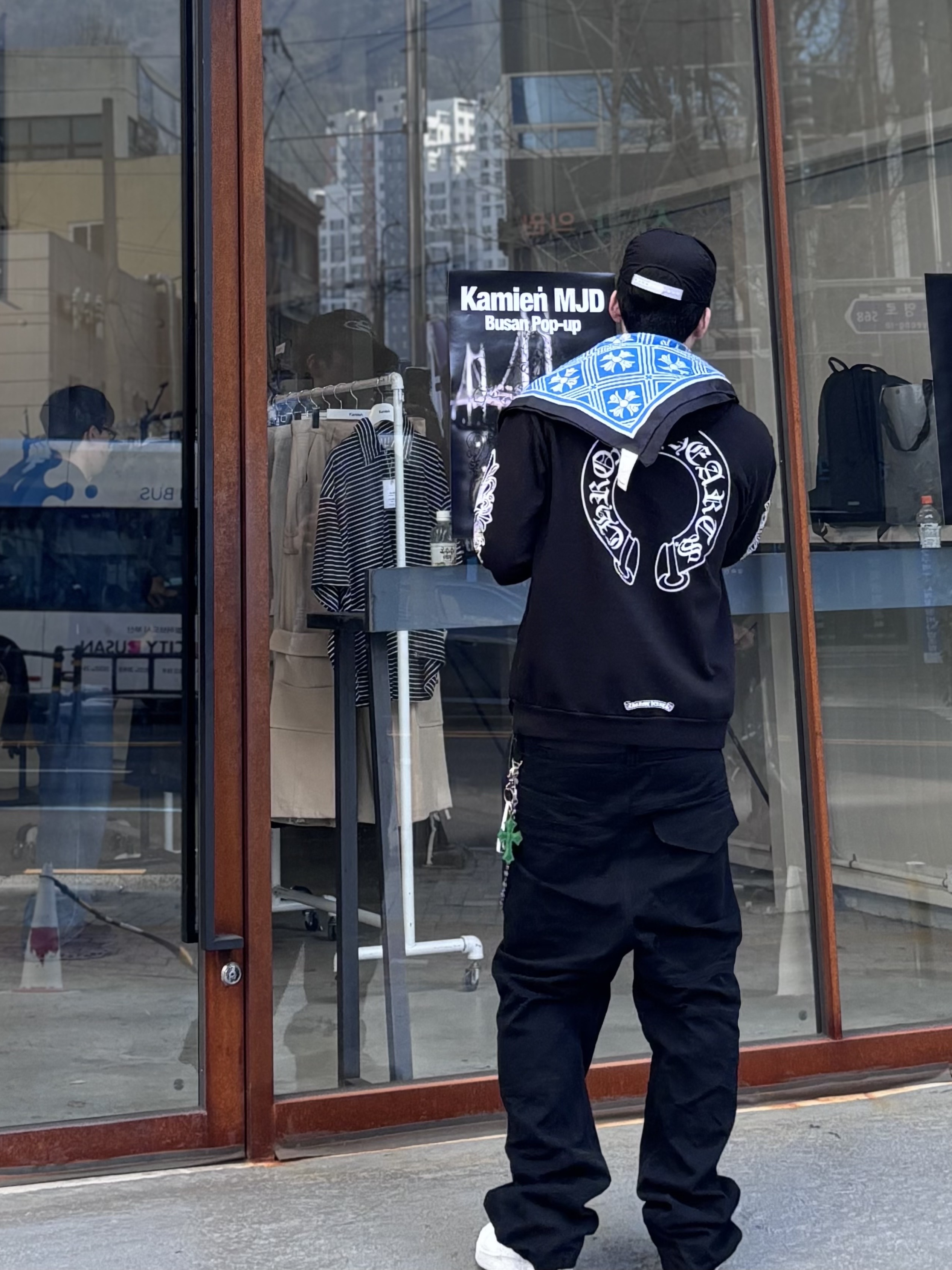 Chrome Hearts Silk Scarf Blue, Chrome Hearts Horseshoe Floral Hoodie Black 착용 스타일 - 4