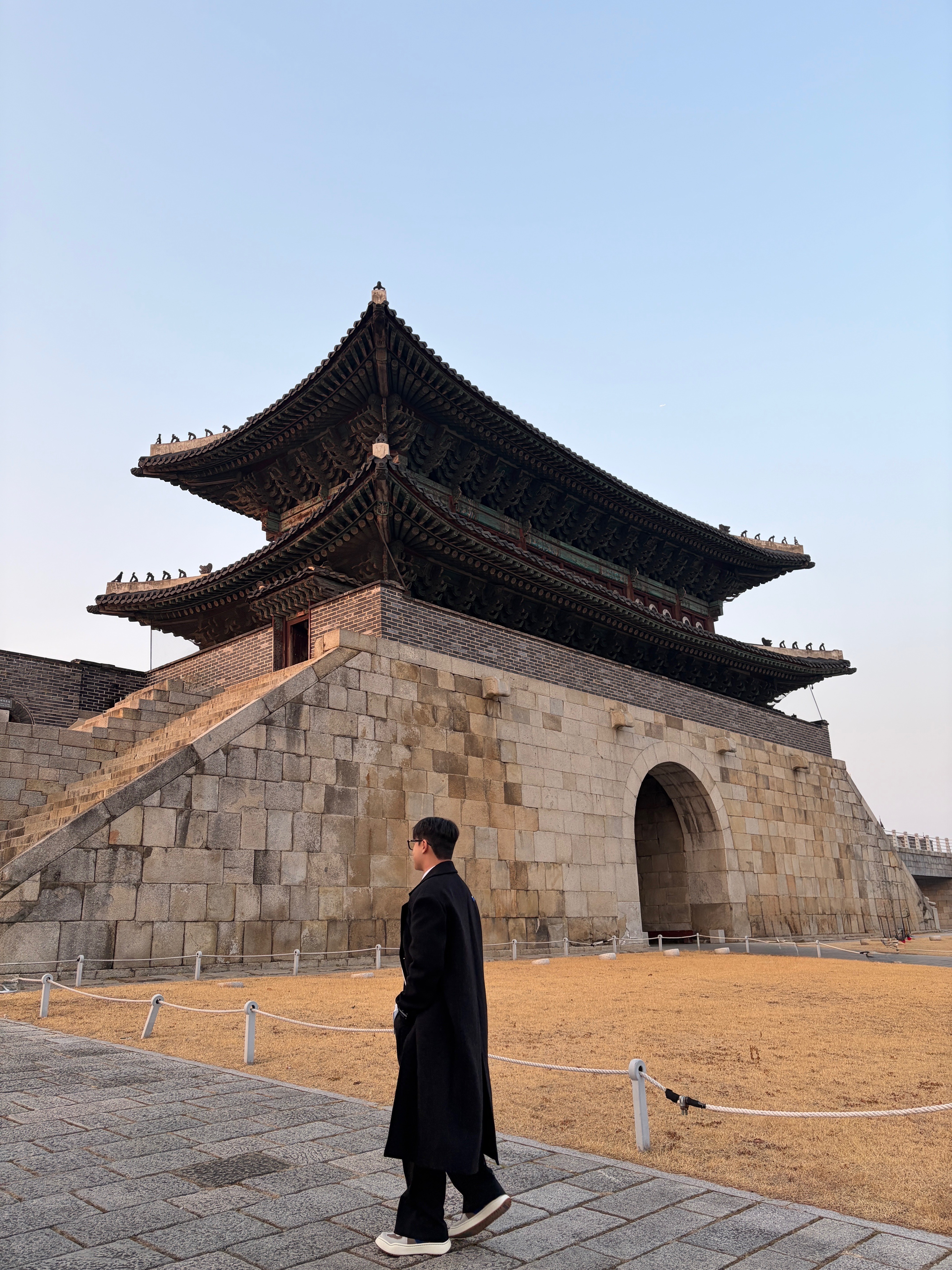Prada Re-Nylon Gabardine Tie Black, Zara x Ader Error Wool Blend Oversize Coat Black 착용 스타일 - 4