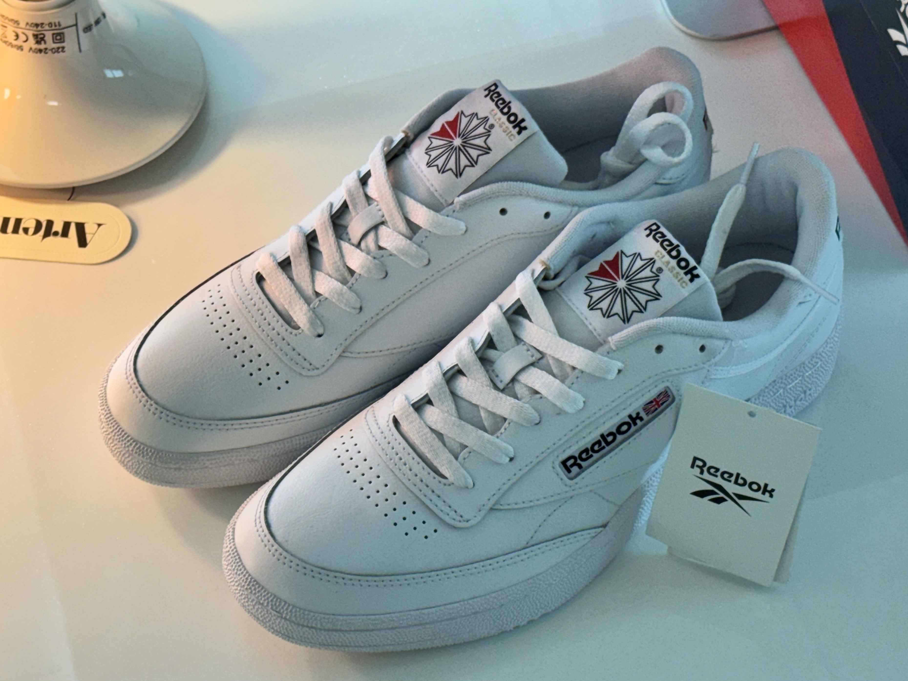 Reebok Club C 85 White, (W) Alo Yoga Accolade Straight Leg Sweatpants Athletic Heather Grey 착용 스타일 - 2