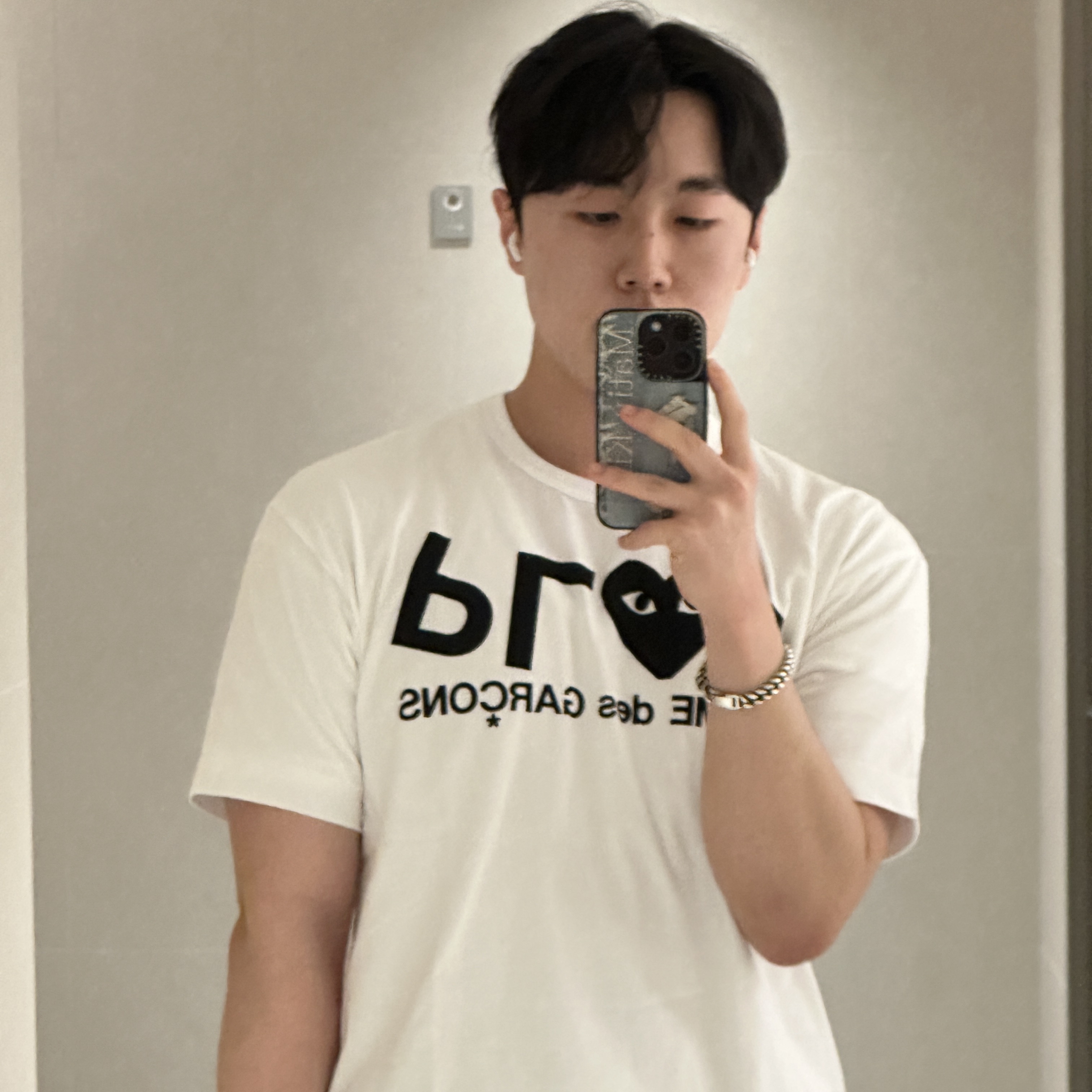 Play Comme des Garcons Printed Logo T-Shirt White 착용 스타일 - 2