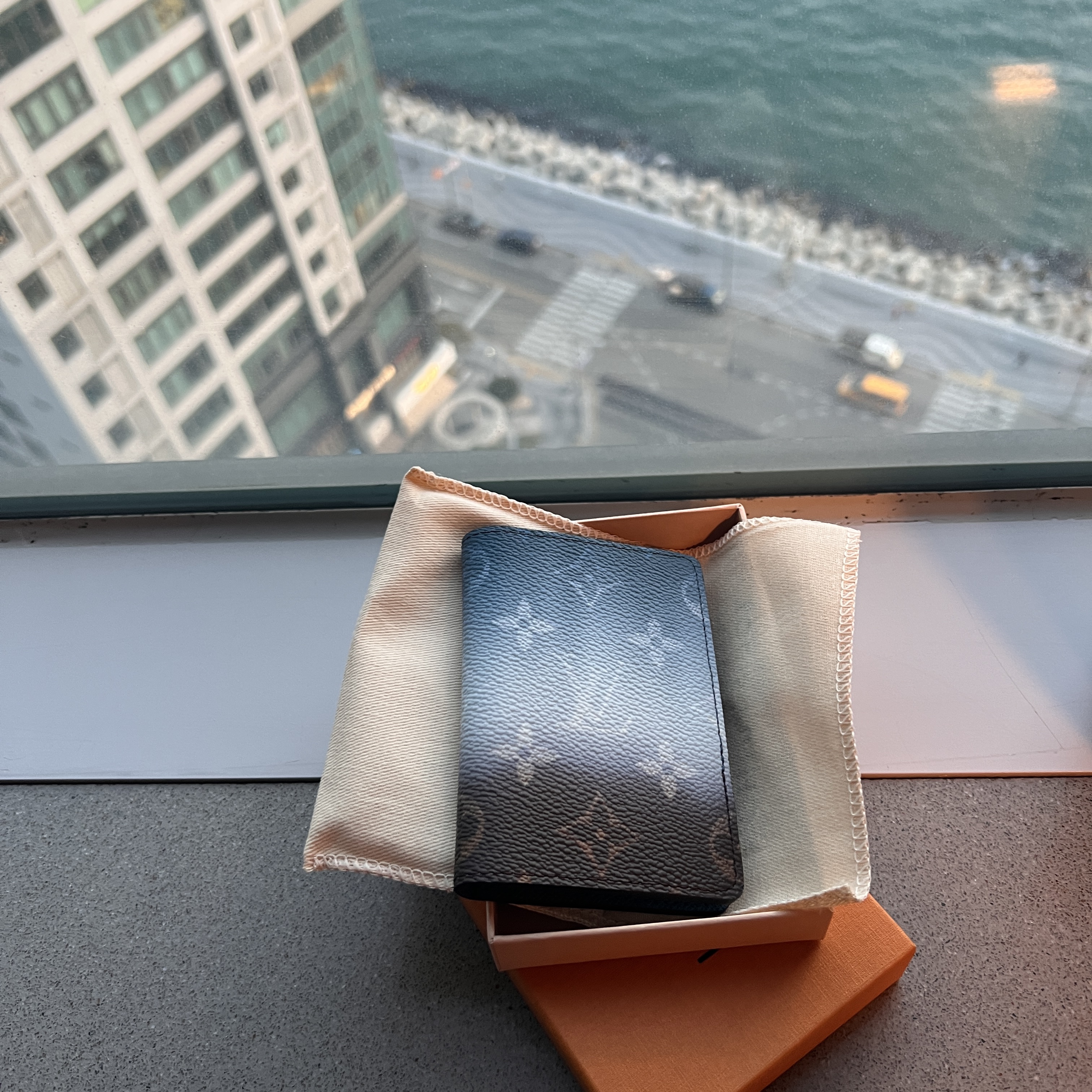 Louis Vuitton Pocket Organizer Blue 착용 스타일