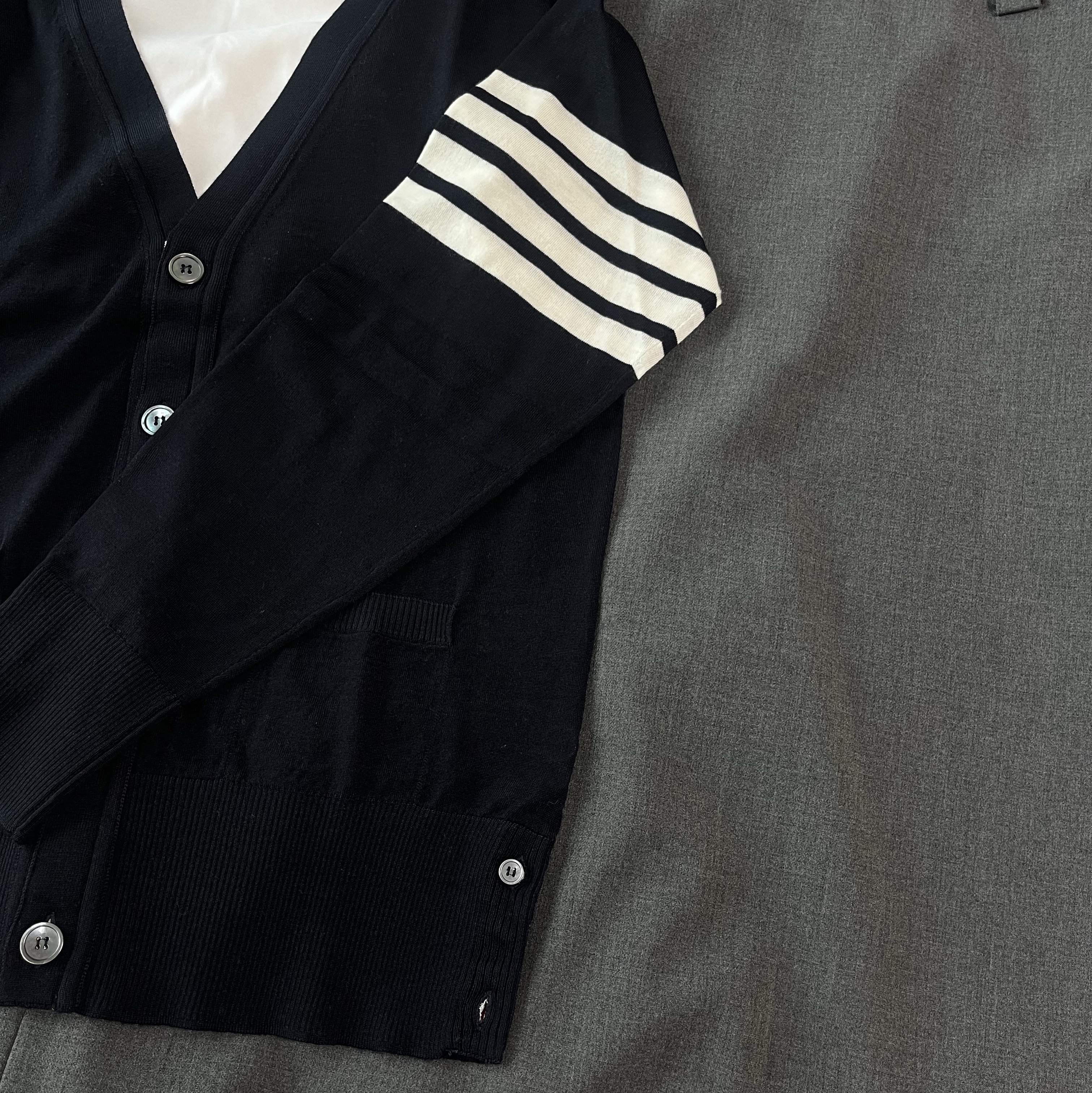 Thom Browne Sustainable Fine Merino Wool 4-Bar Classic Cardigan Navy 착용 스타일 - 3