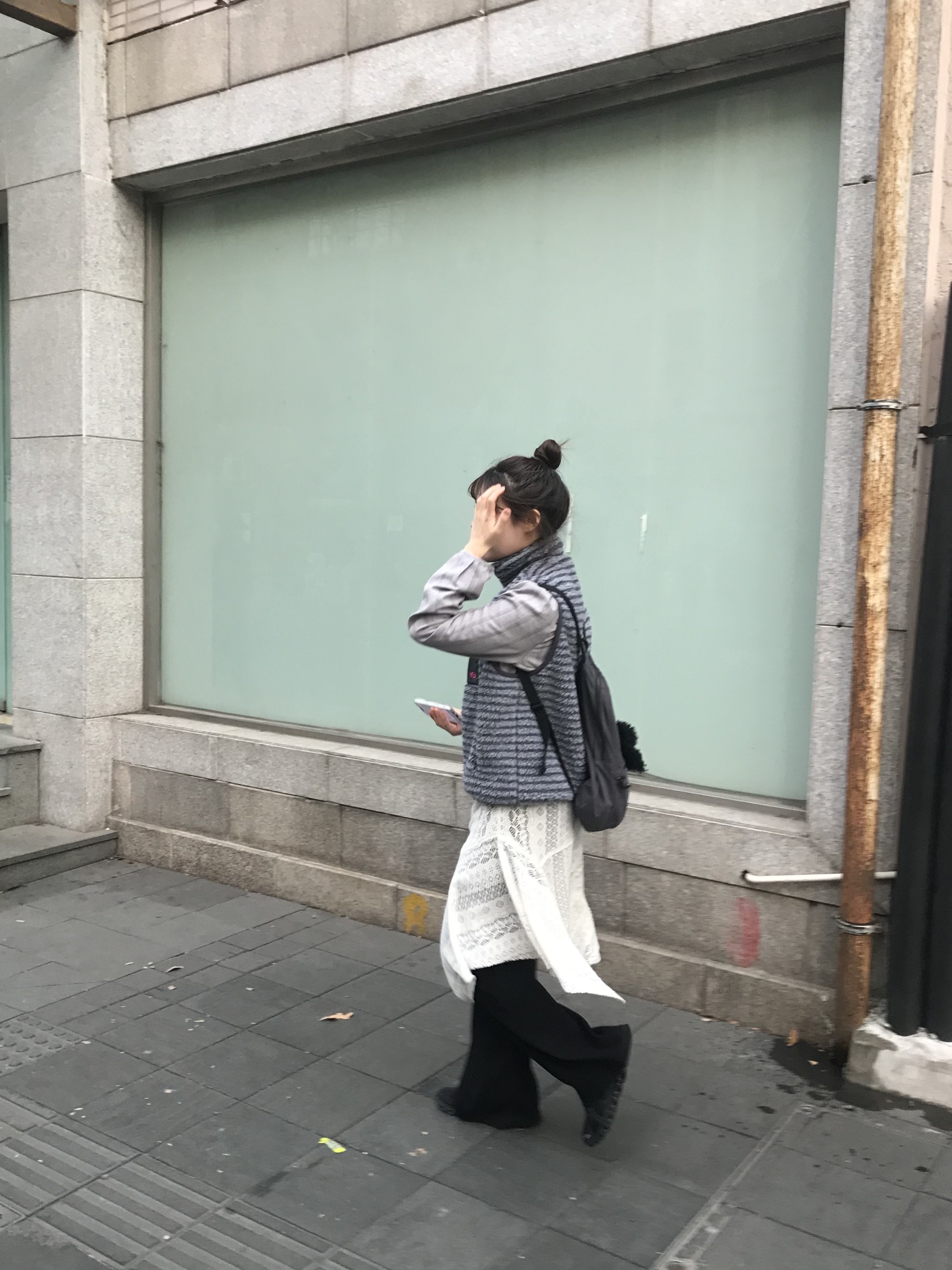 COYSEIO Coy Backpack Purple Grey, On Running Cloud 6 Black 착용 스타일 - 1