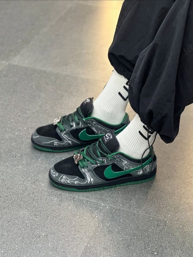 Nike x There SB Dunk Low Pro Anthracite and Gorge Green 착용 스타일
