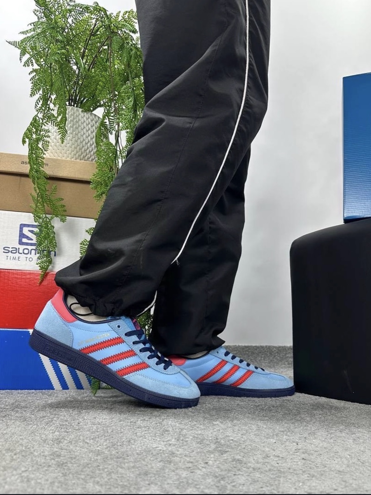 Adidas x C.P. Company Manchester Spezial Light Blue Bright Red 착용 스타일 - 3