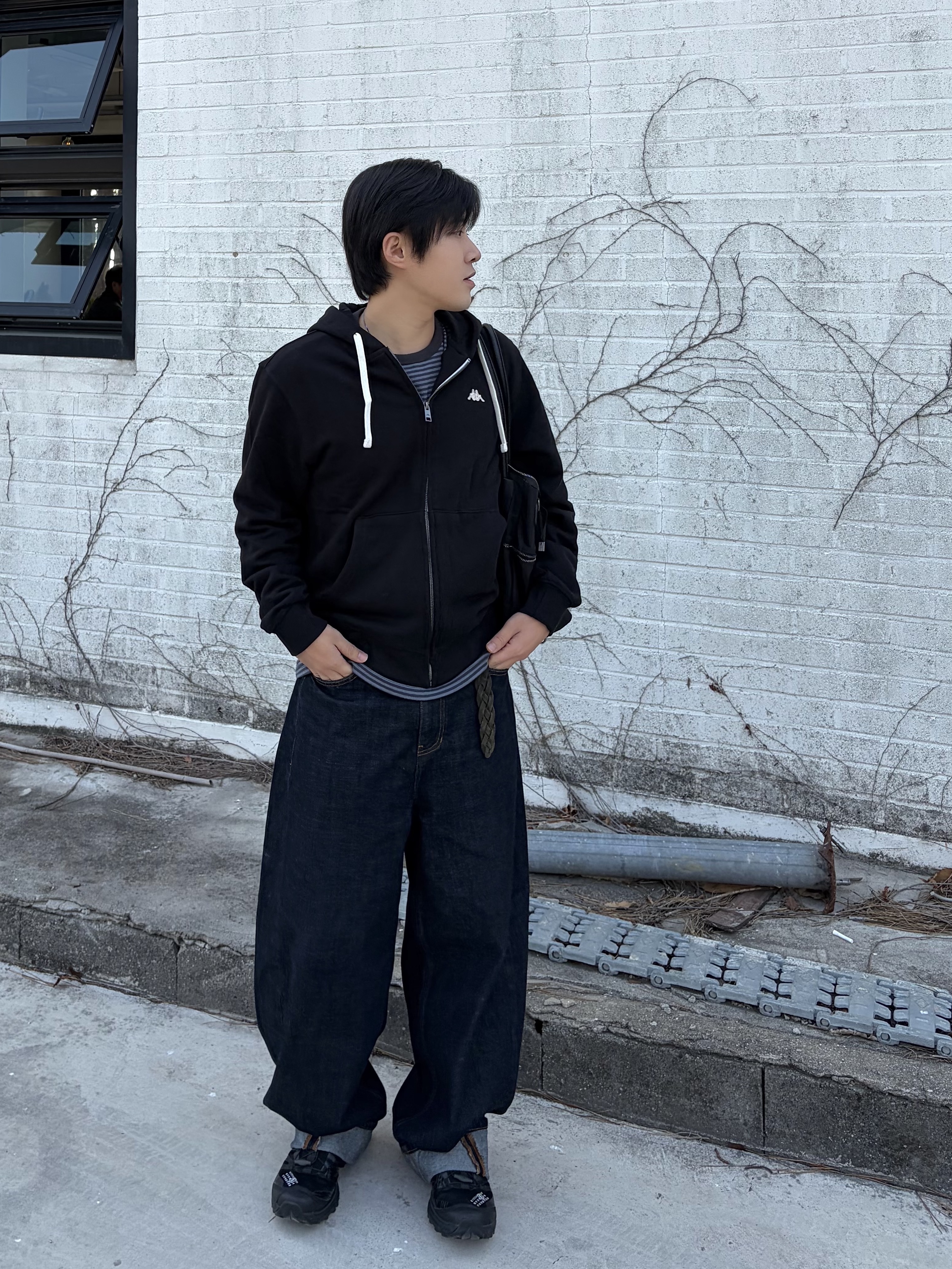noun Wide Curved Denim Pants One Washed, Salomon x MM6 Maison Margiela XT-4 Mule Black 착용 스타일 - 3