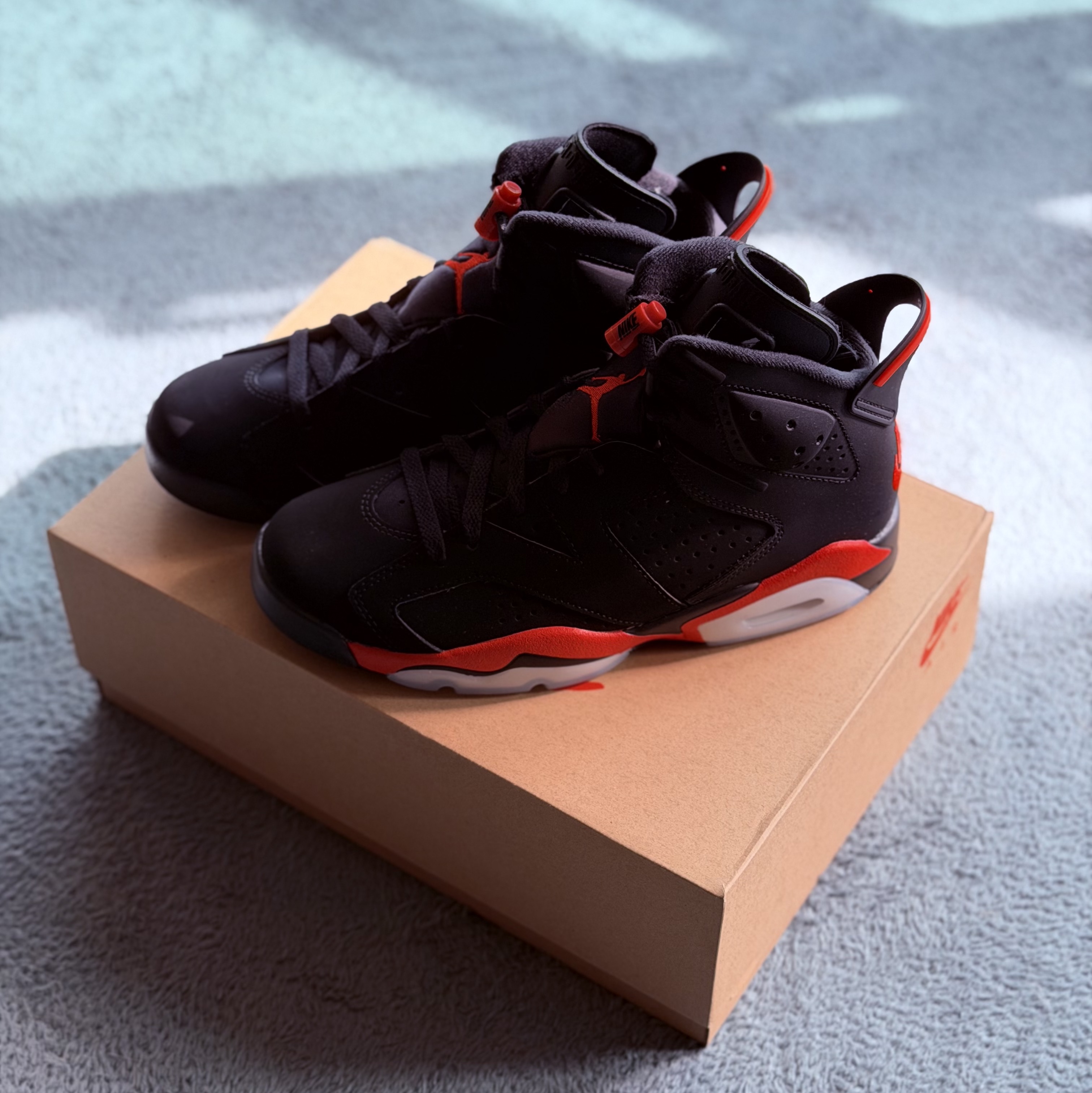 Jordan 6 Retro Infrared Salesman Black and Light Crimson 착용 스타일 - 2