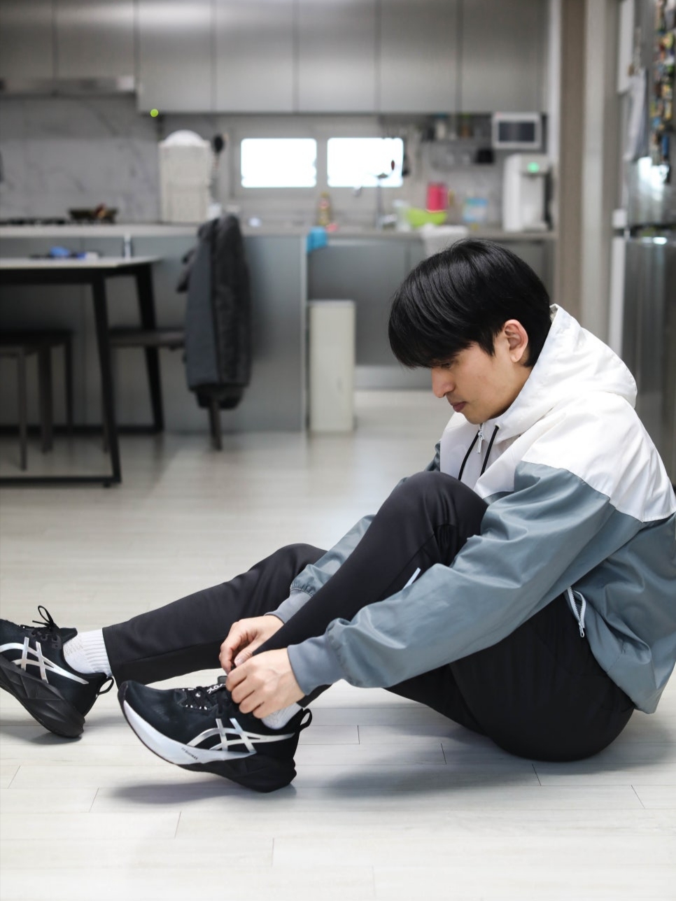 Asics Novablast 5 Platinum Black 착용 스타일