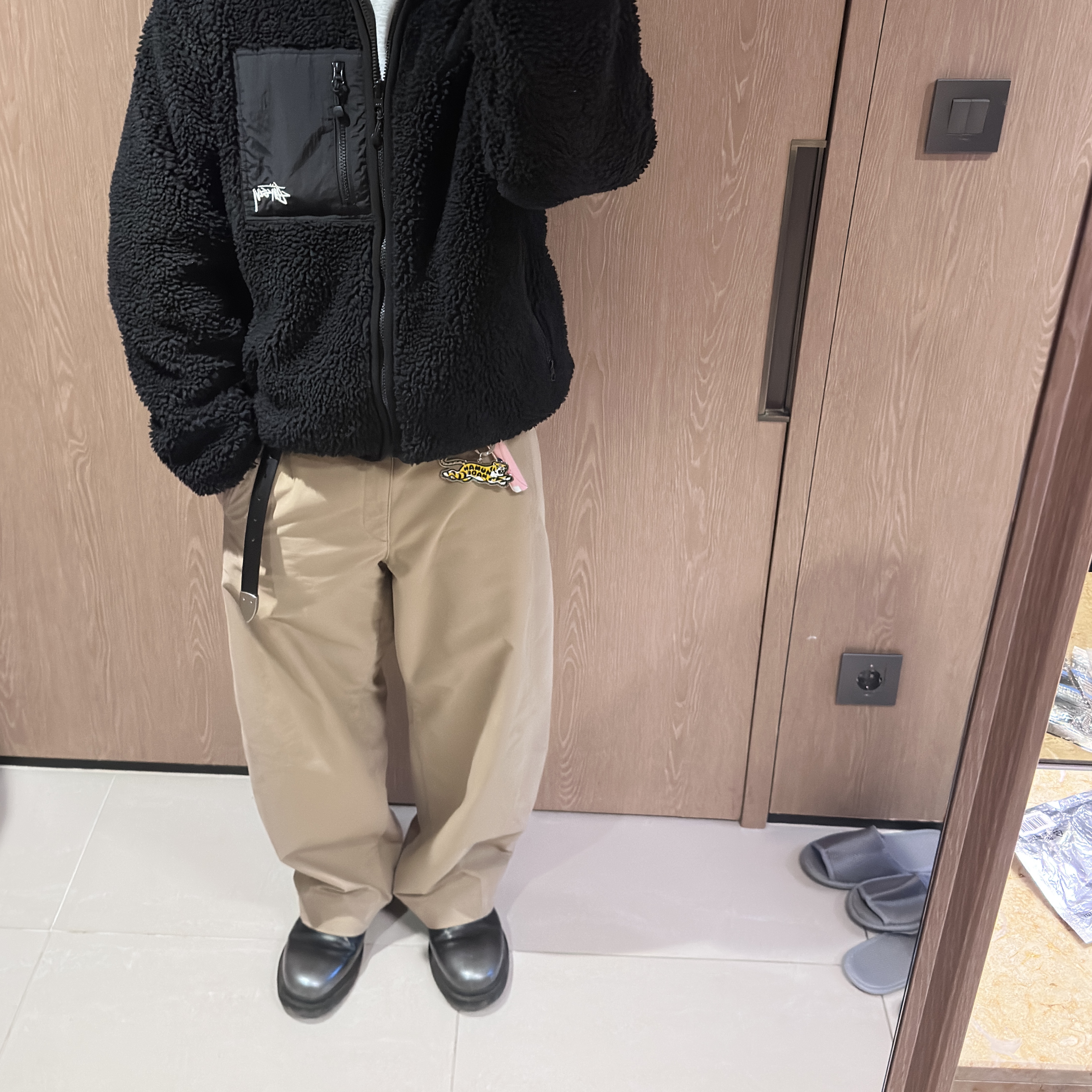 Stussy Sherpa Reversible Jacket Black, Stussy Canvas Extra Large Tote Bag Washed Black 착용 스타일 - 3