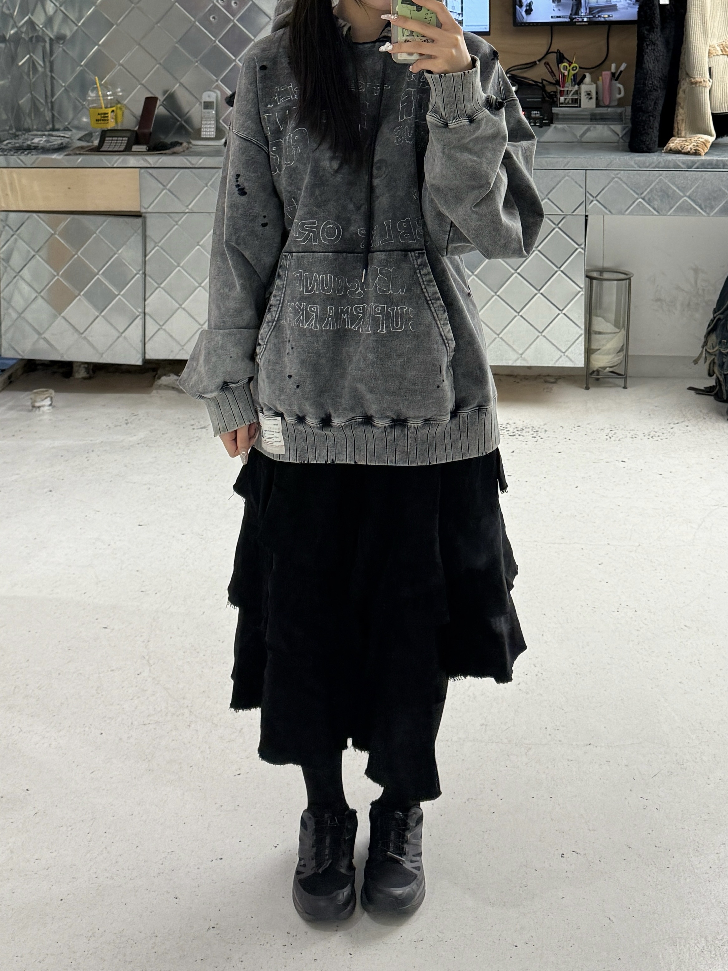 (W) Maison Mihara Yasuhiro Cat Printed Embellished Distressed Hoodie White, Salomon XT-Wings 2 ADV Black 착용 스타일 - 2