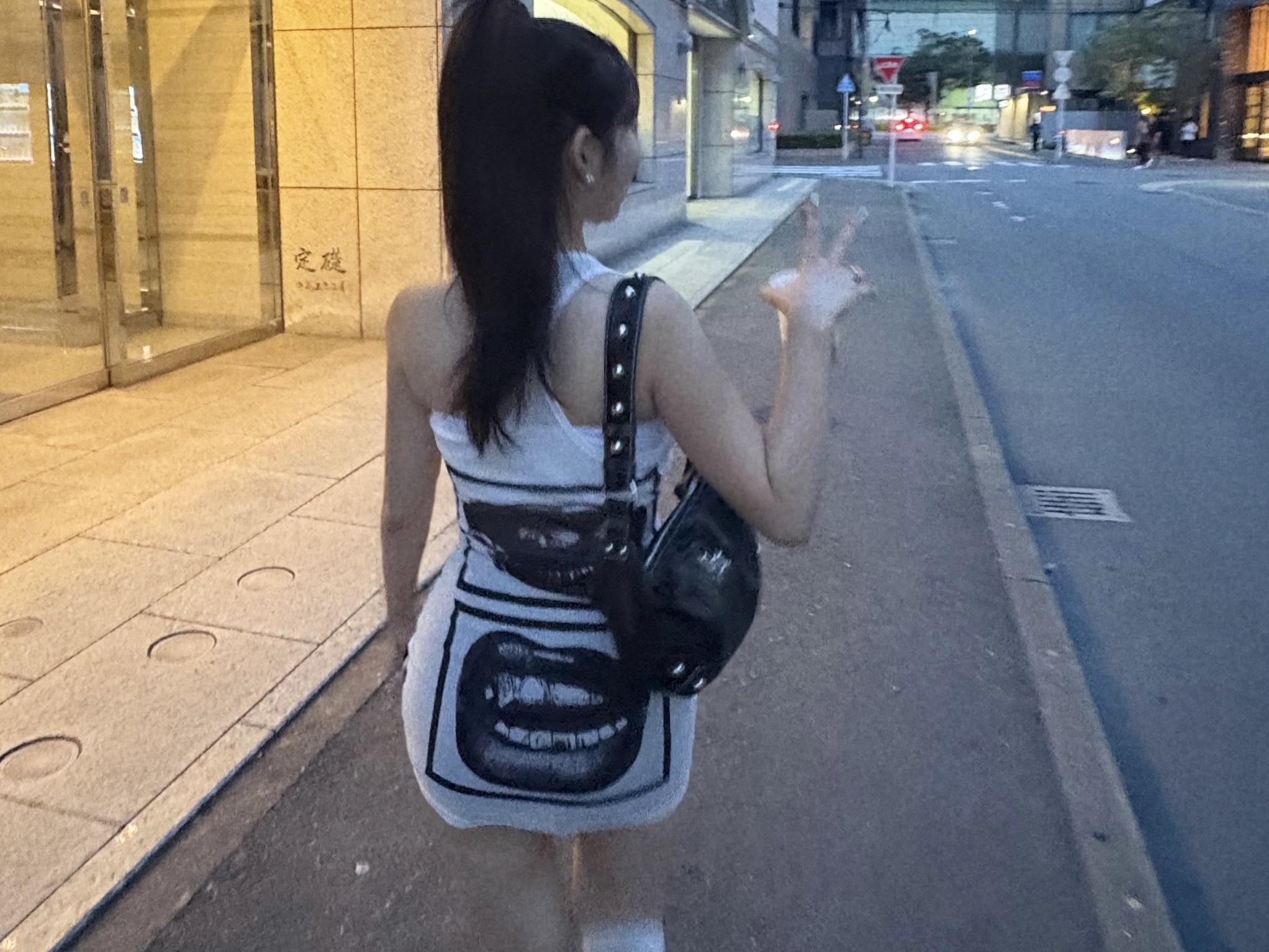 Threetimes Johnny Bag Black 착용 스타일 - 2