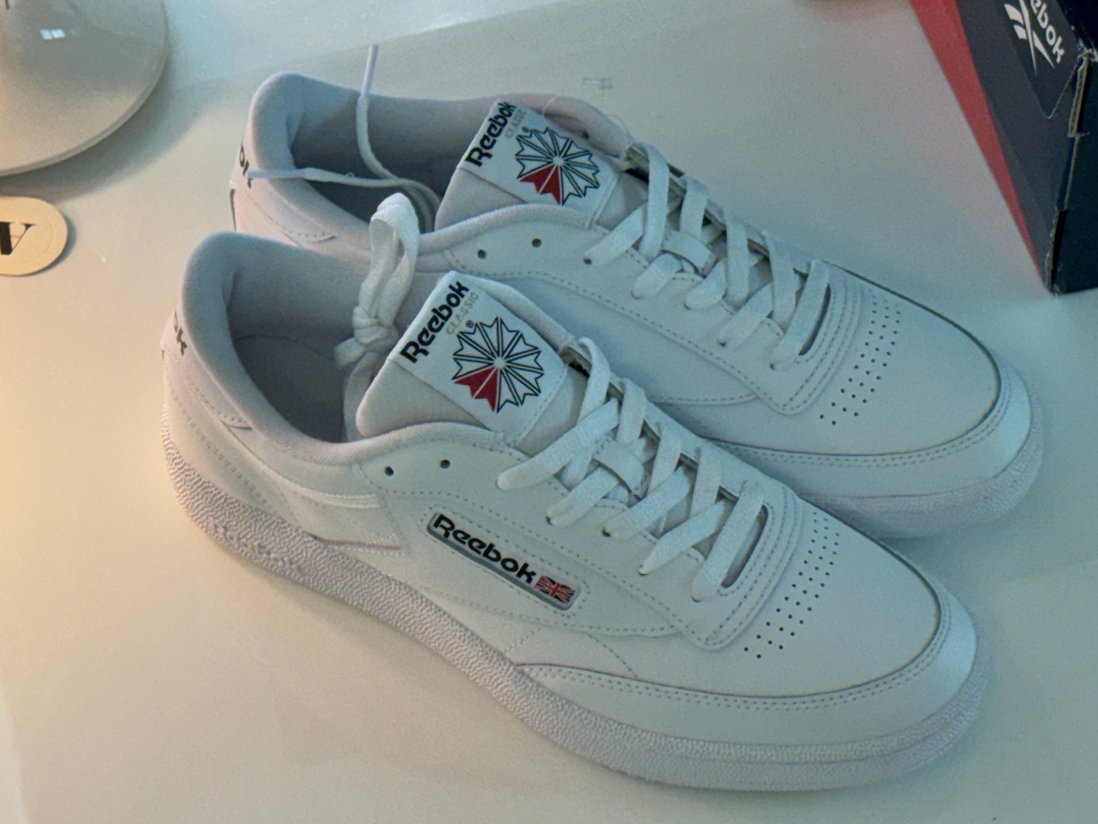 Reebok Club C 85 White, (W) Alo Yoga Accolade Straight Leg Sweatpants Athletic Heather Grey 착용 스타일 - 9
