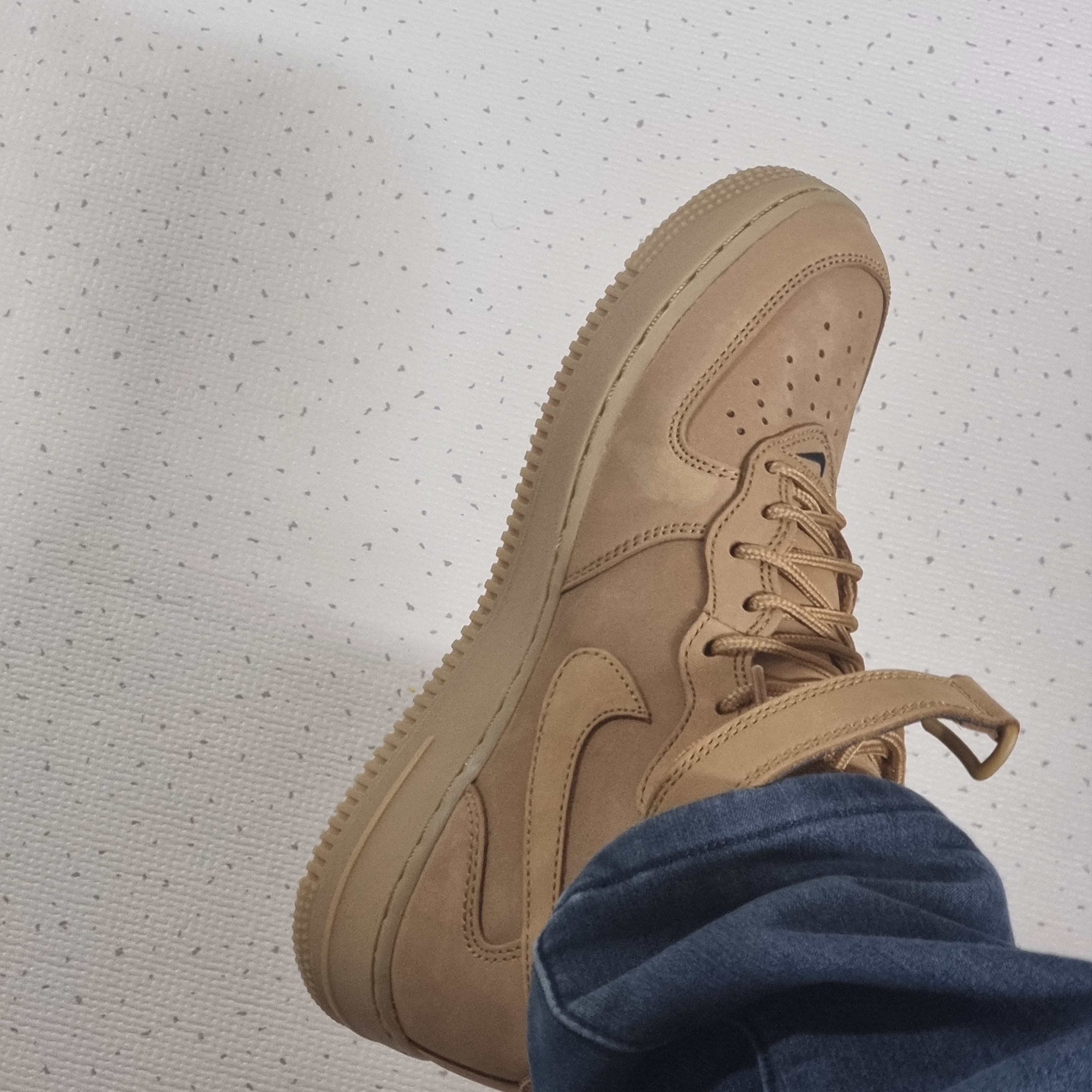 Nike Air Force 1 Mid Flax and Outdoor Green 착용 스타일