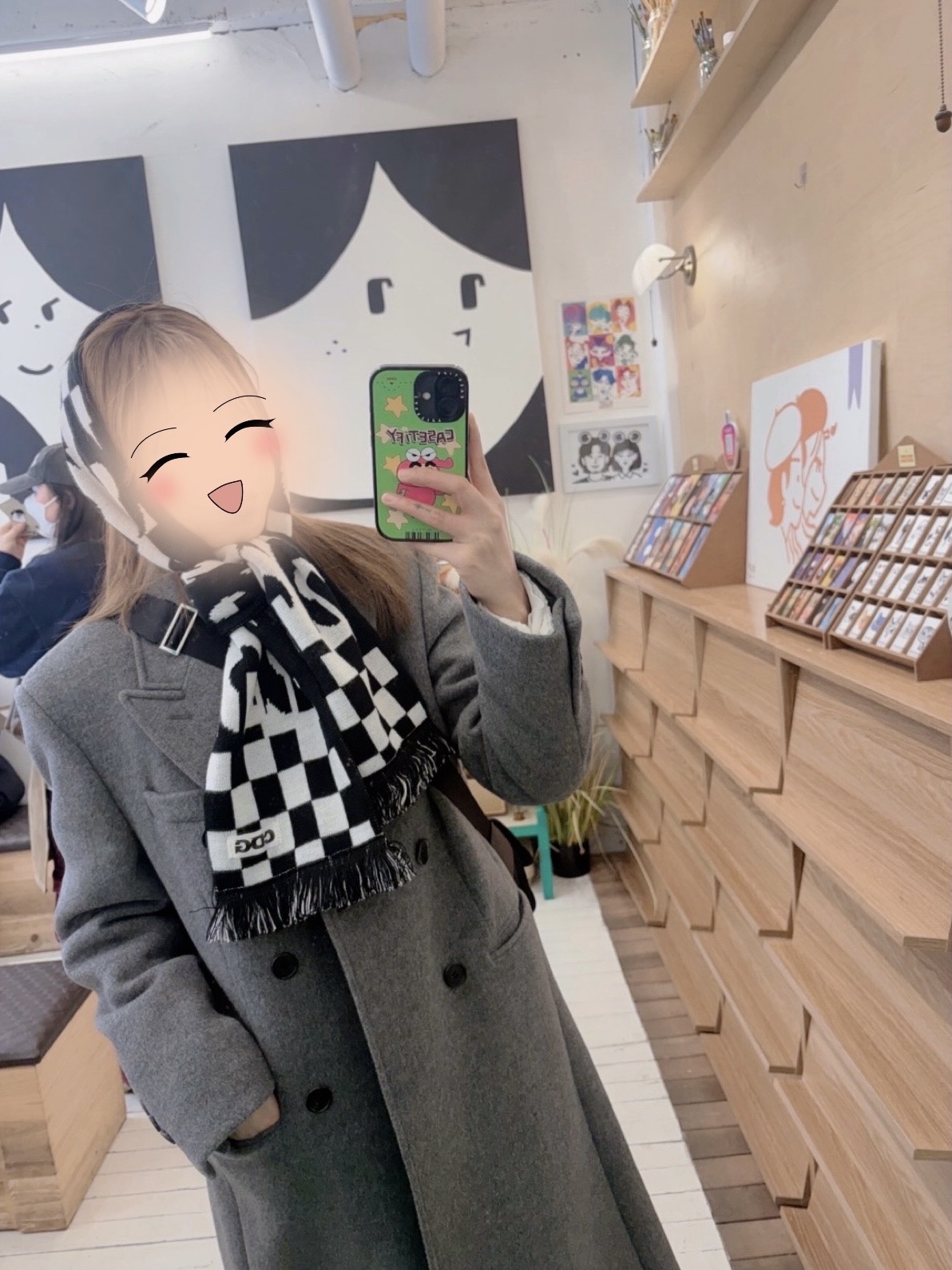 CDG Logo Check Muffler White Black, Darkr8m Studio x Dooly Dooly Keyring Grey 착용 스타일 - 1