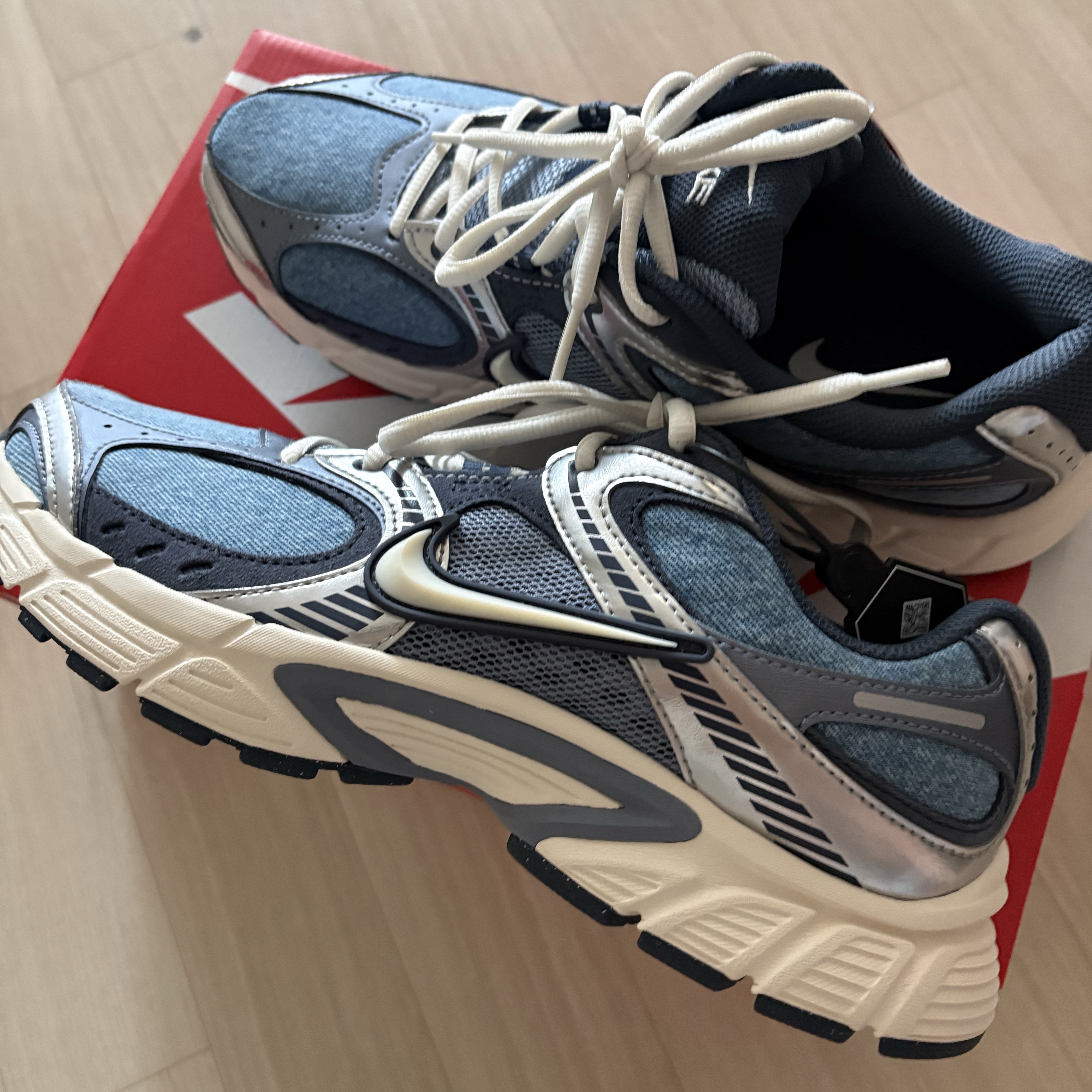 Nike V5 RNR SE Smokey Blue Metallic Silver 착용 스타일