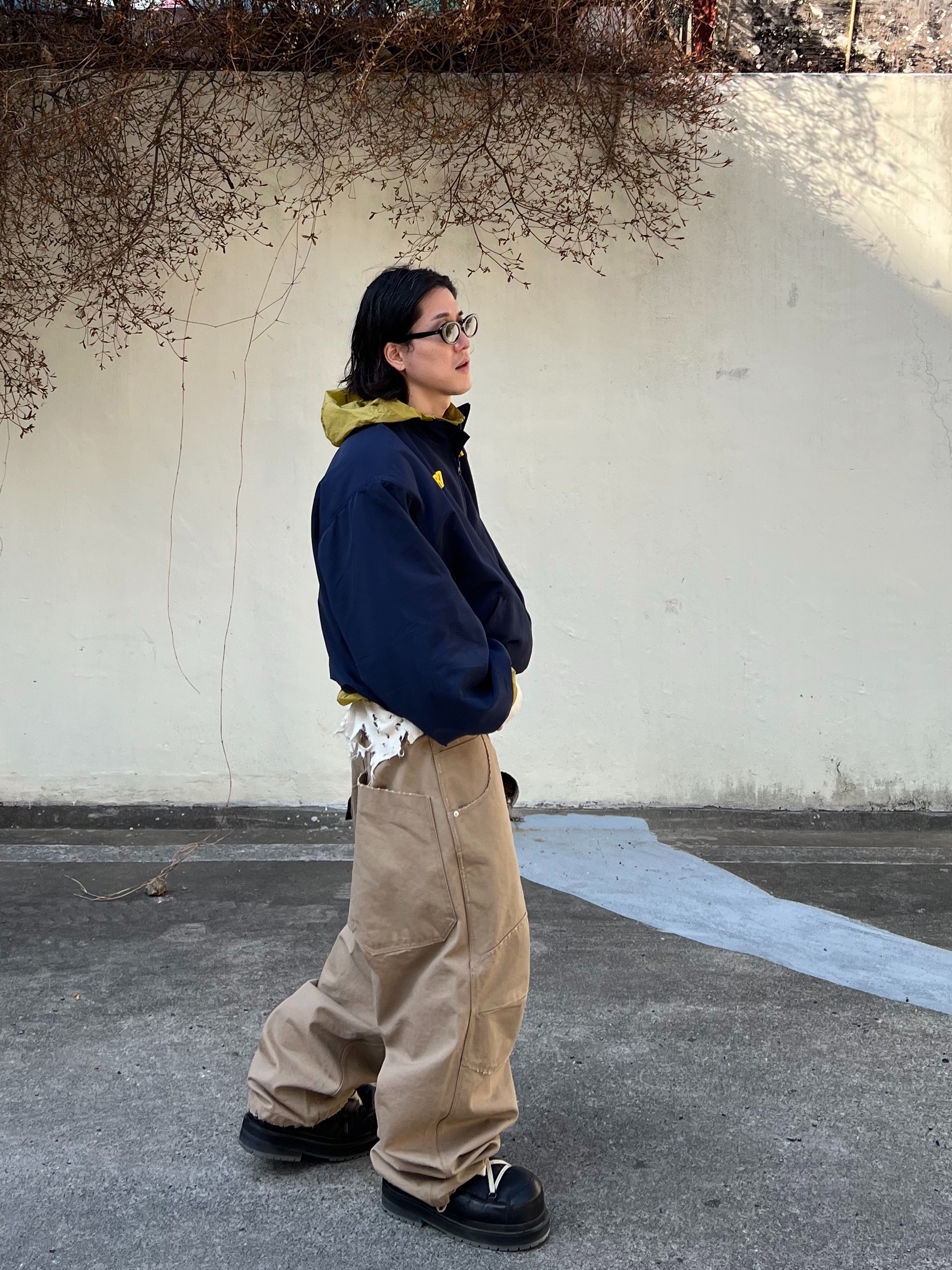 Undermycar Maigan Padded Shoulder Zip-Up Blouson India Ink - 23FW, MJD Canvas 3D Knee Pants Beige 착용 스타일 - 4