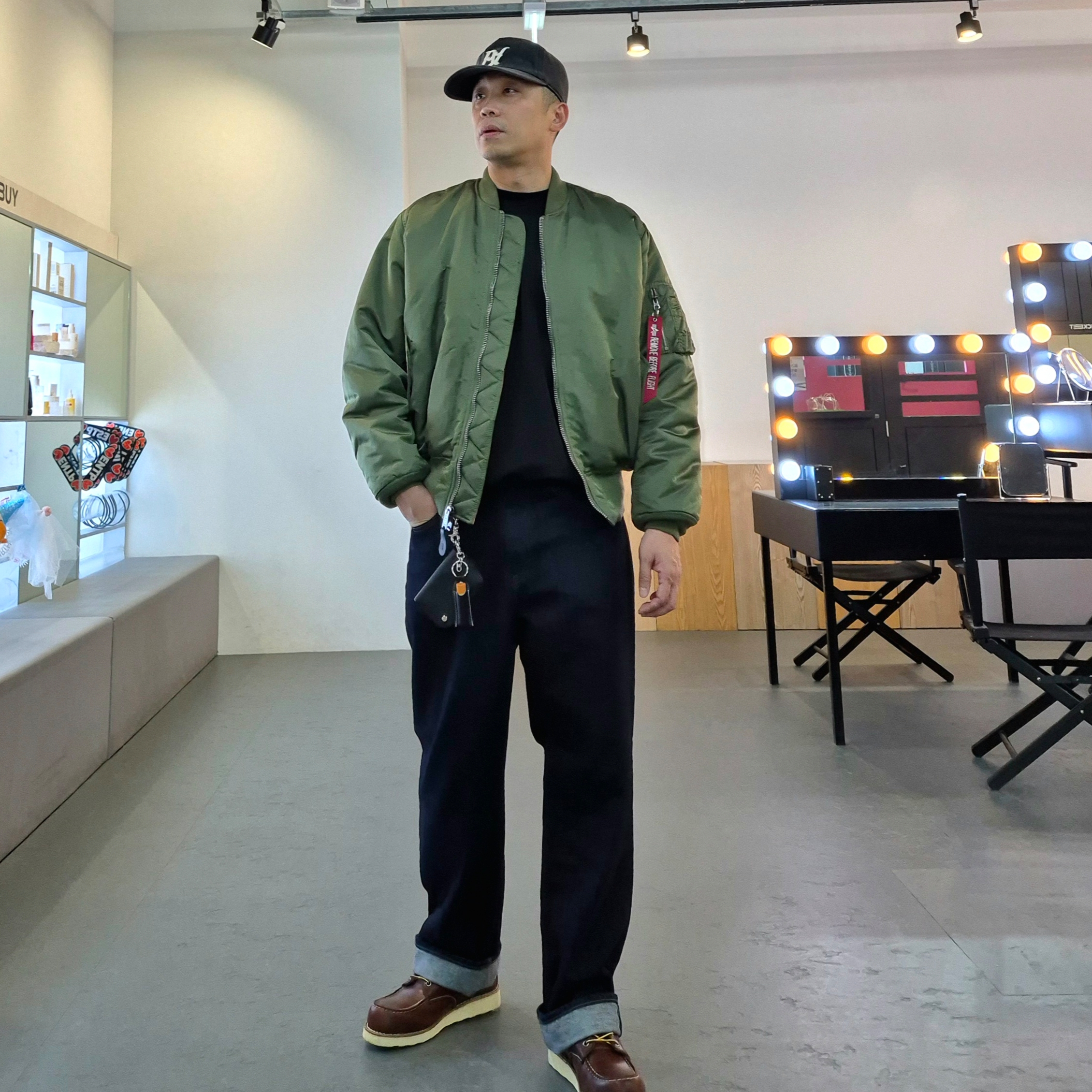 Uniqlo x JW Anderson Straight Jean Blue - KR, ALPHA INDUSTRIES MA-1 Flight Jacket Sage 착용 스타일 - 2