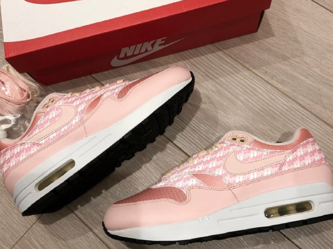 Nike Air Max 1 Premium Strawberry Lemonmade 착용 스타일