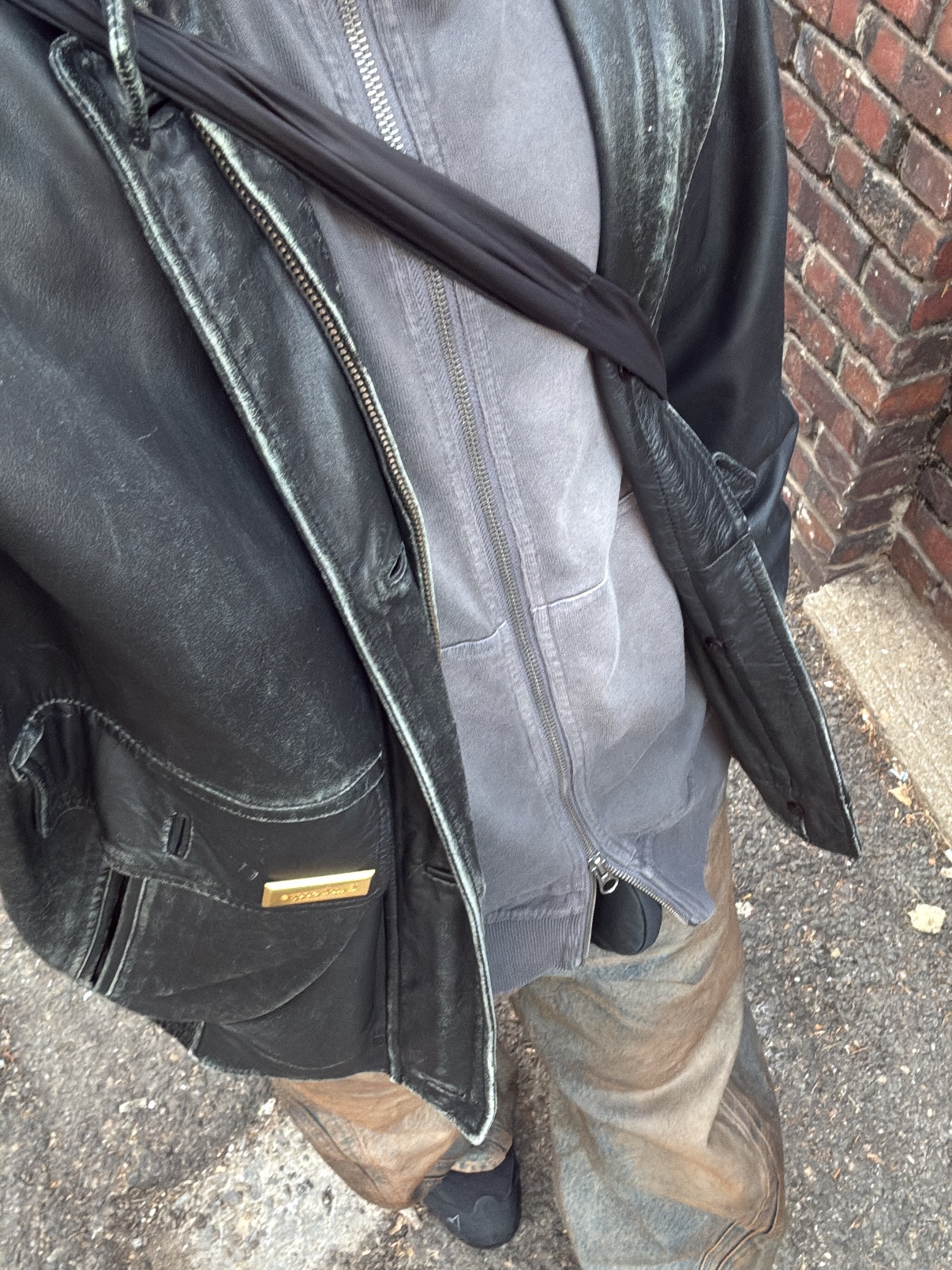 Sansan Gear Washed Hoodie Zip-Up Charcoal, Roa Hiking Katharina Black 착용 스타일 - 3