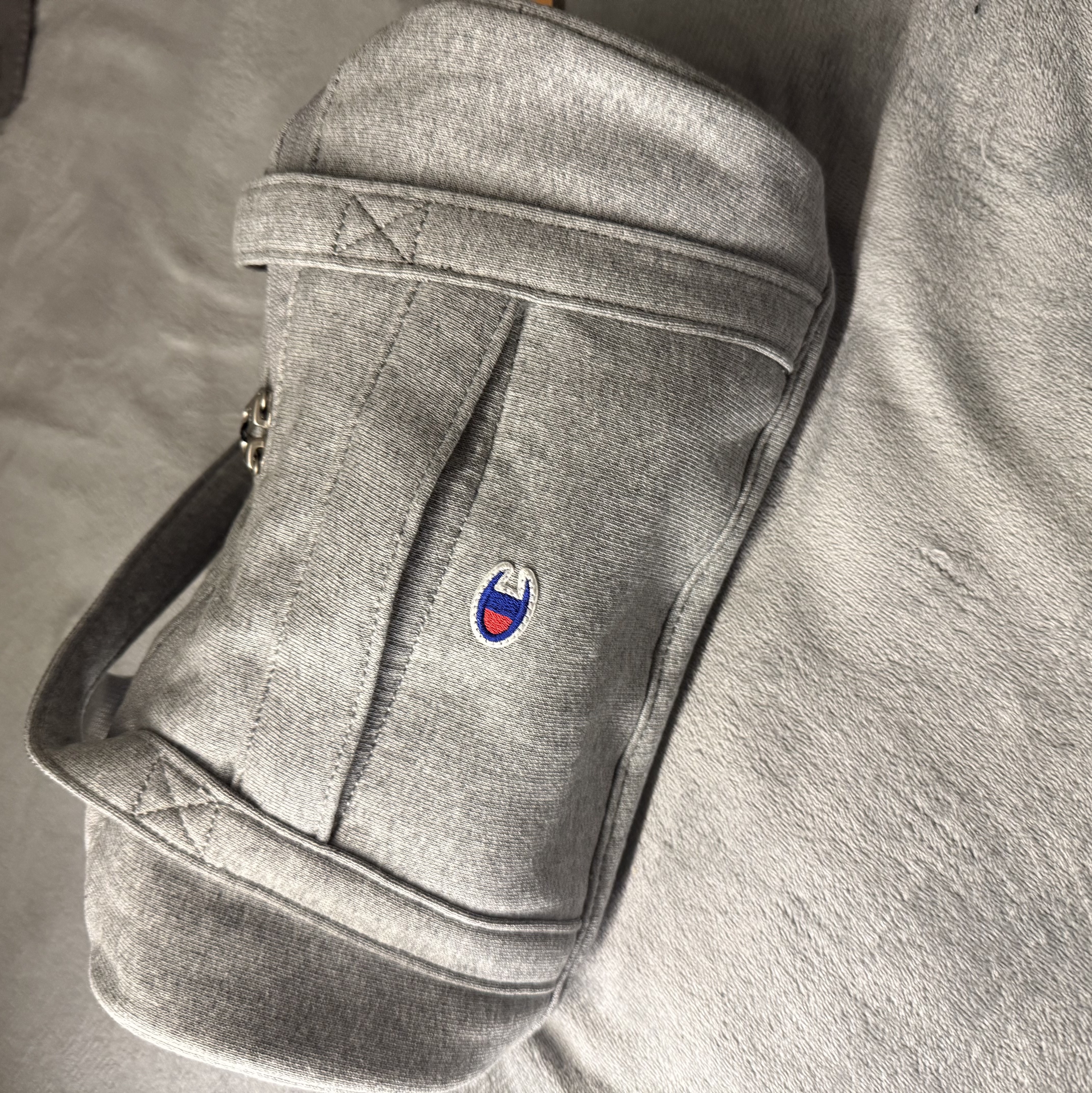 Champion x Rawrow Mini Tote Bag Grey 착용 스타일 - 2