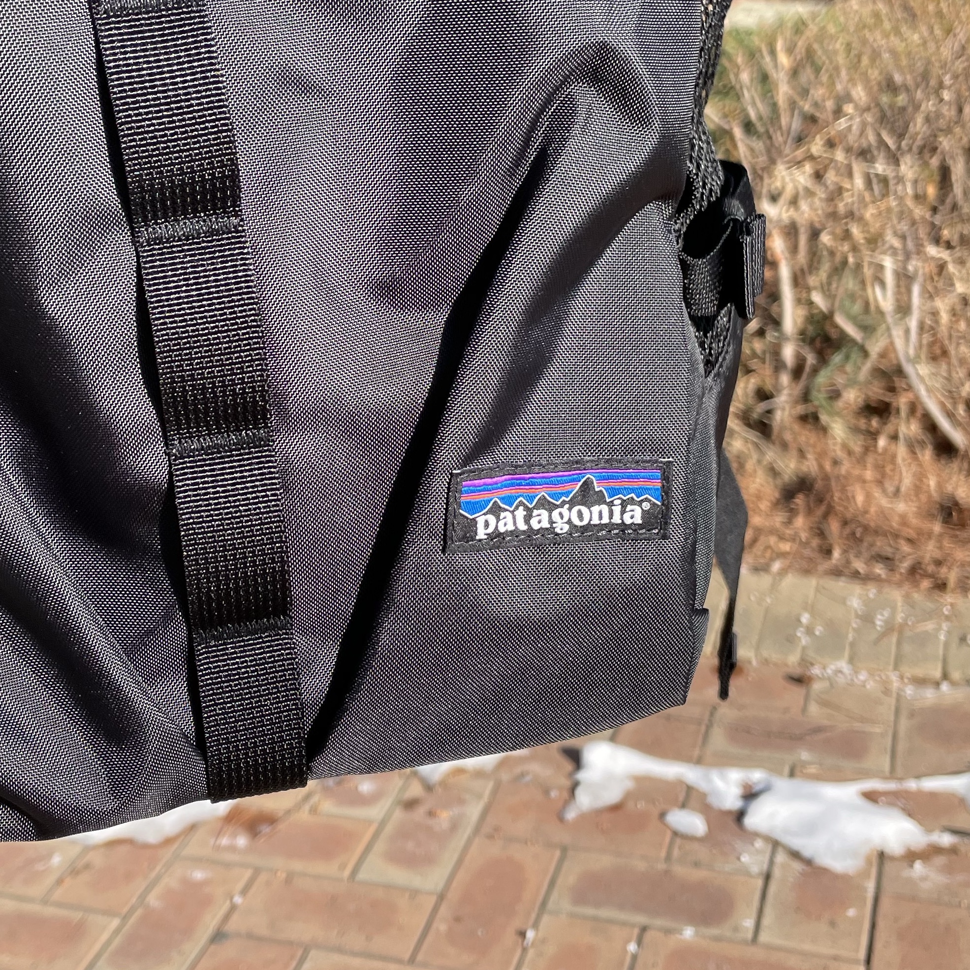 Patagonia Refugio Daypack 26L Black 착용 스타일 - 3