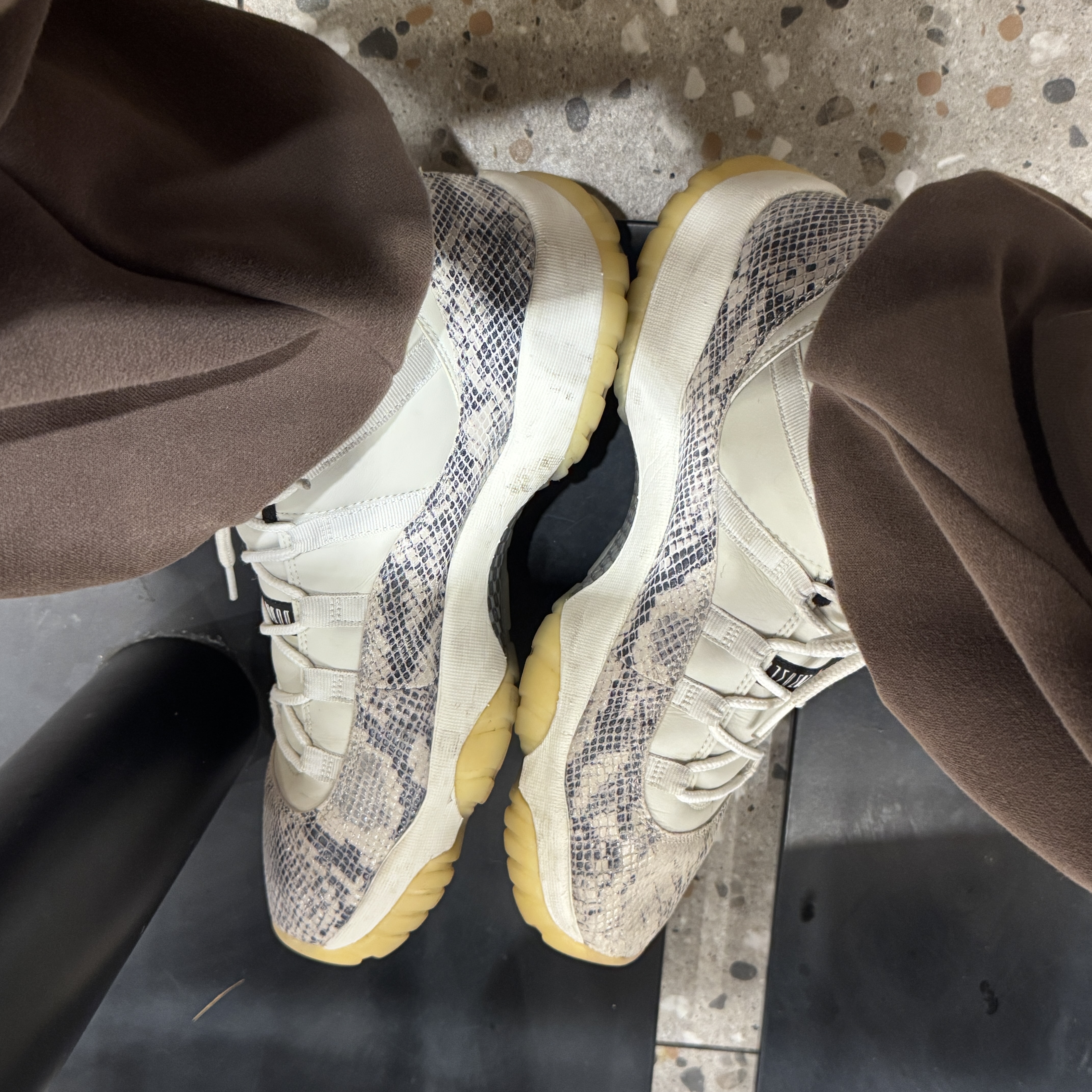 Jordan 11 Retro Low Snake Light Bone 착용 스타일 - 2