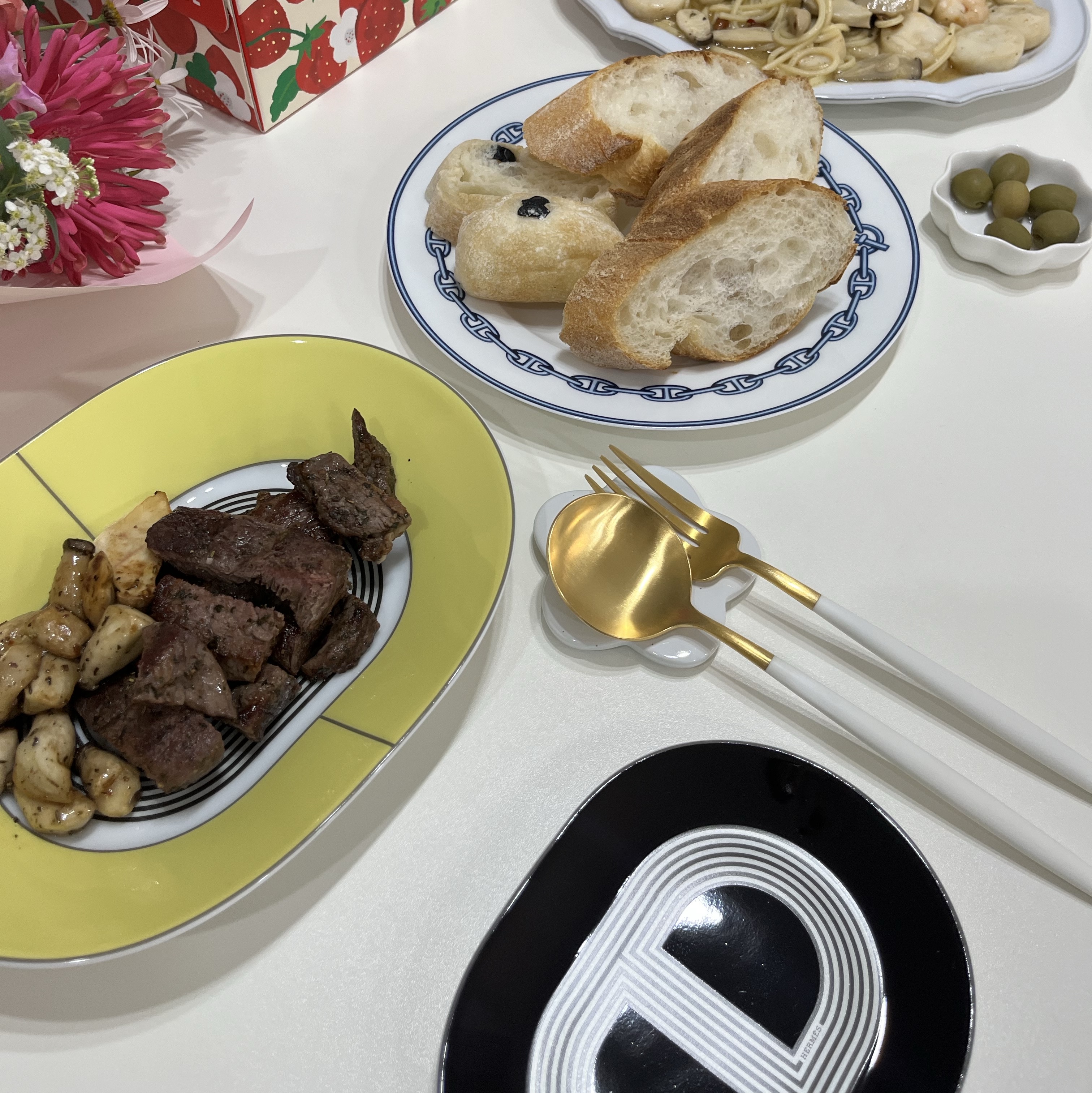 Hermes Chaine D'Ancre Dinner Plate Platinum (2 Plates), Hermes Rallye 24 Small Oval Plate Yellow (2 Plates) 착용 스타일