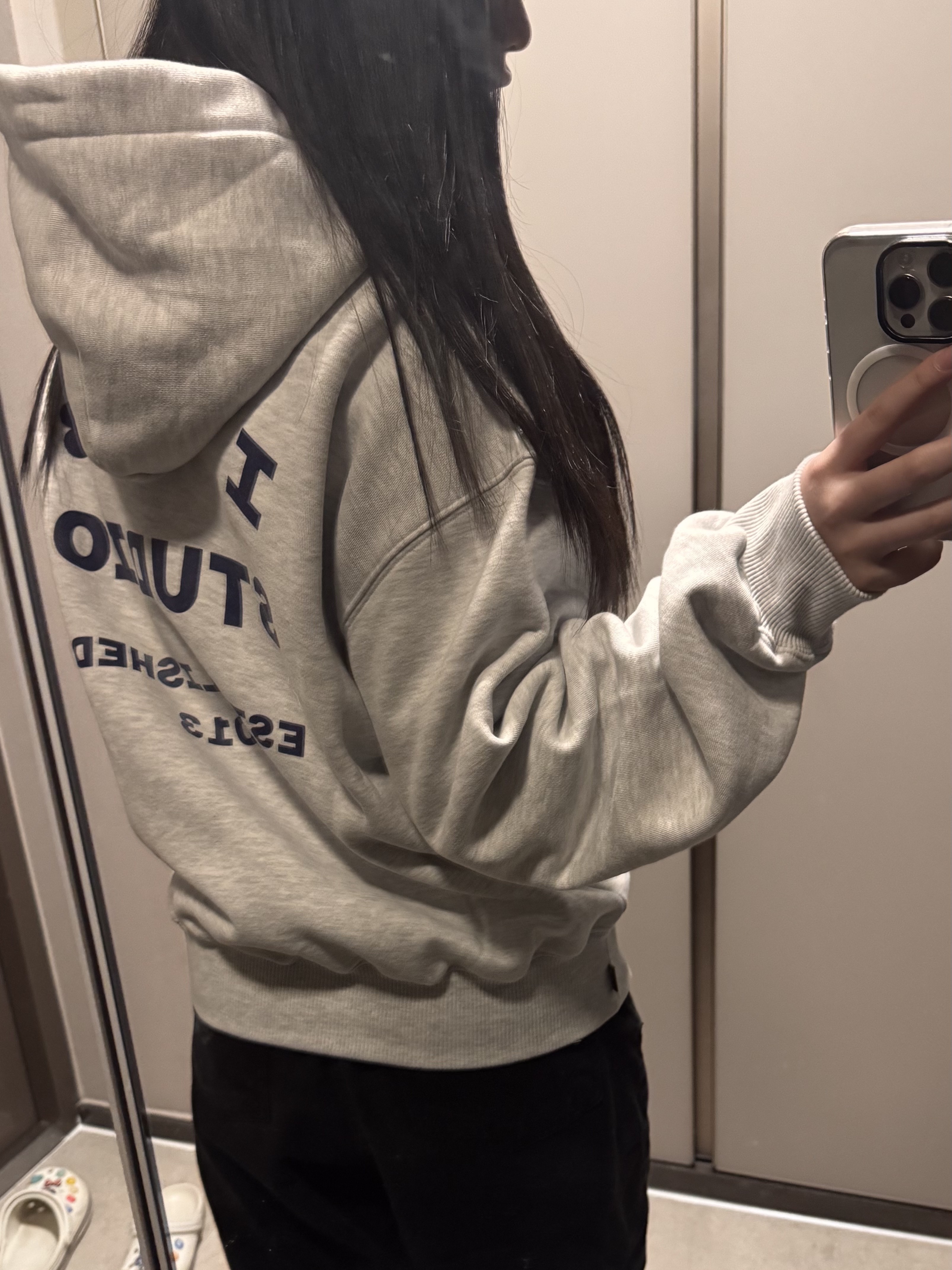 IAB Studio 25 Hoodie Light Gray Navy 착용 스타일