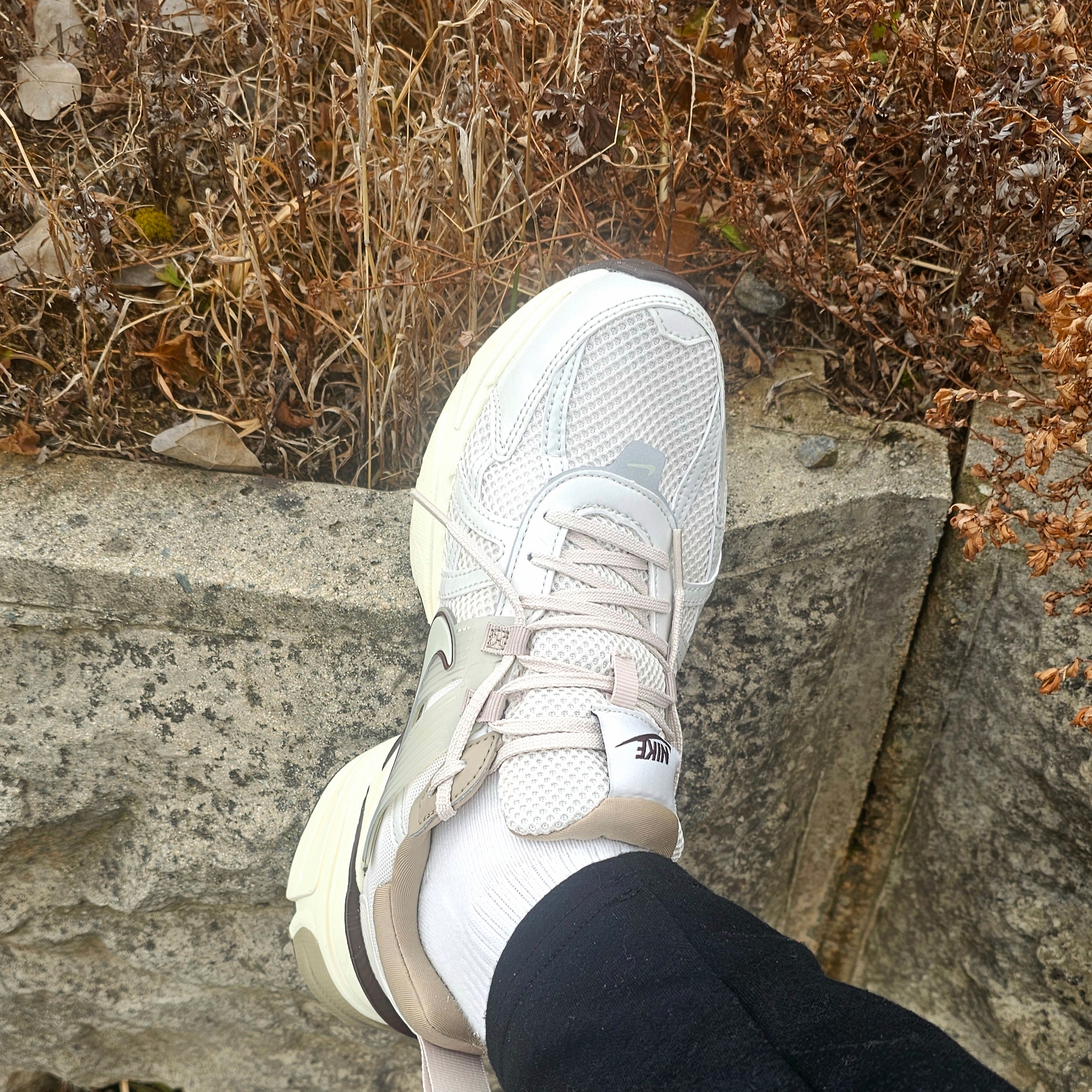 Nike V2K Run Light Orewood Brown Khaki 착용 스타일 - 2