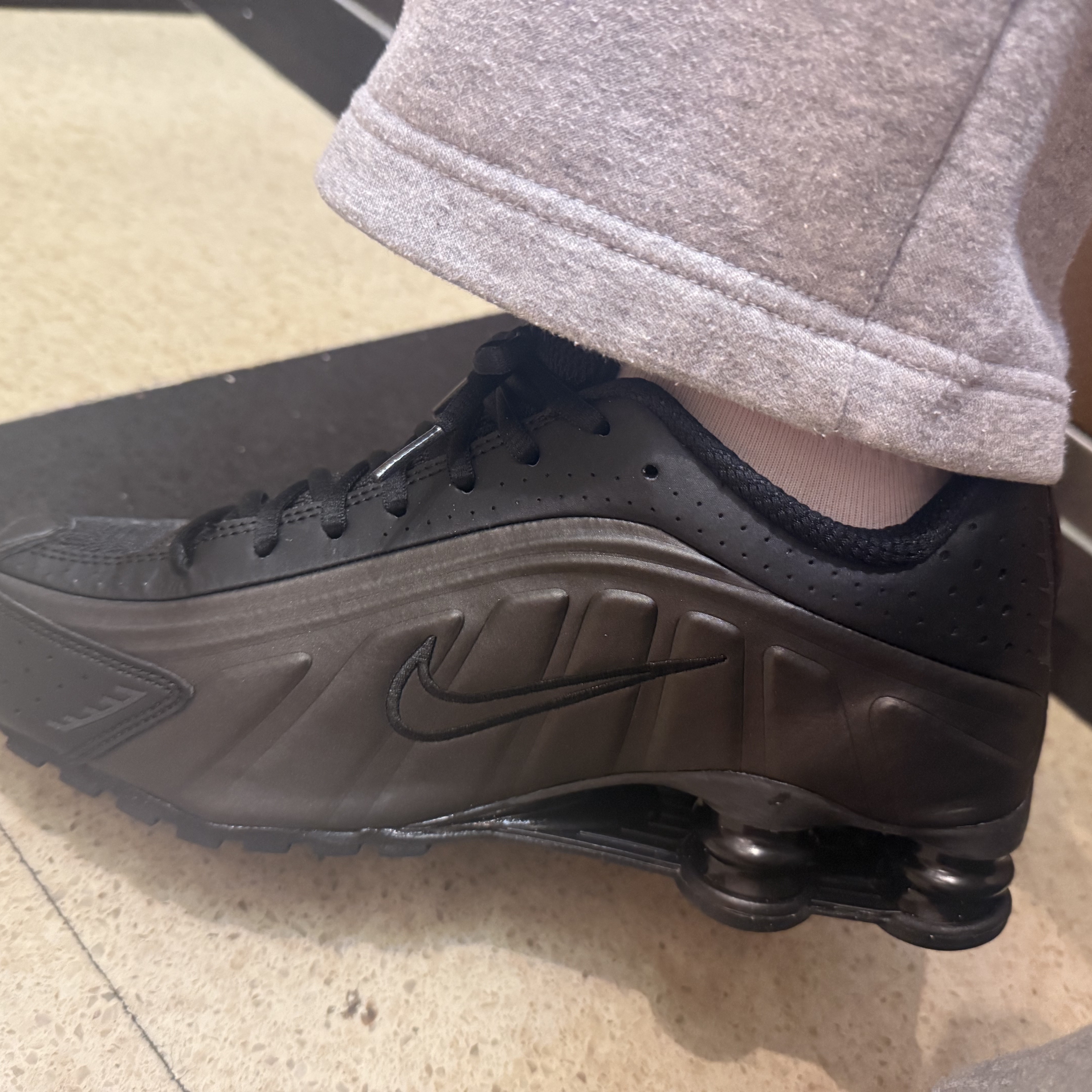 Nike Shox R4 Black Bright Crimson 착용 스타일 - 2