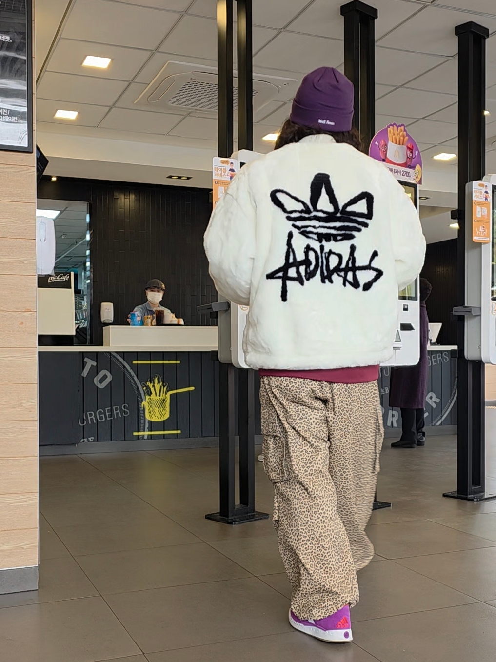 Adidas New Fur Jacket Off White - KR Sizing, Adidas x Atmos Adimatic Glory Purple 착용 스타일 - 1