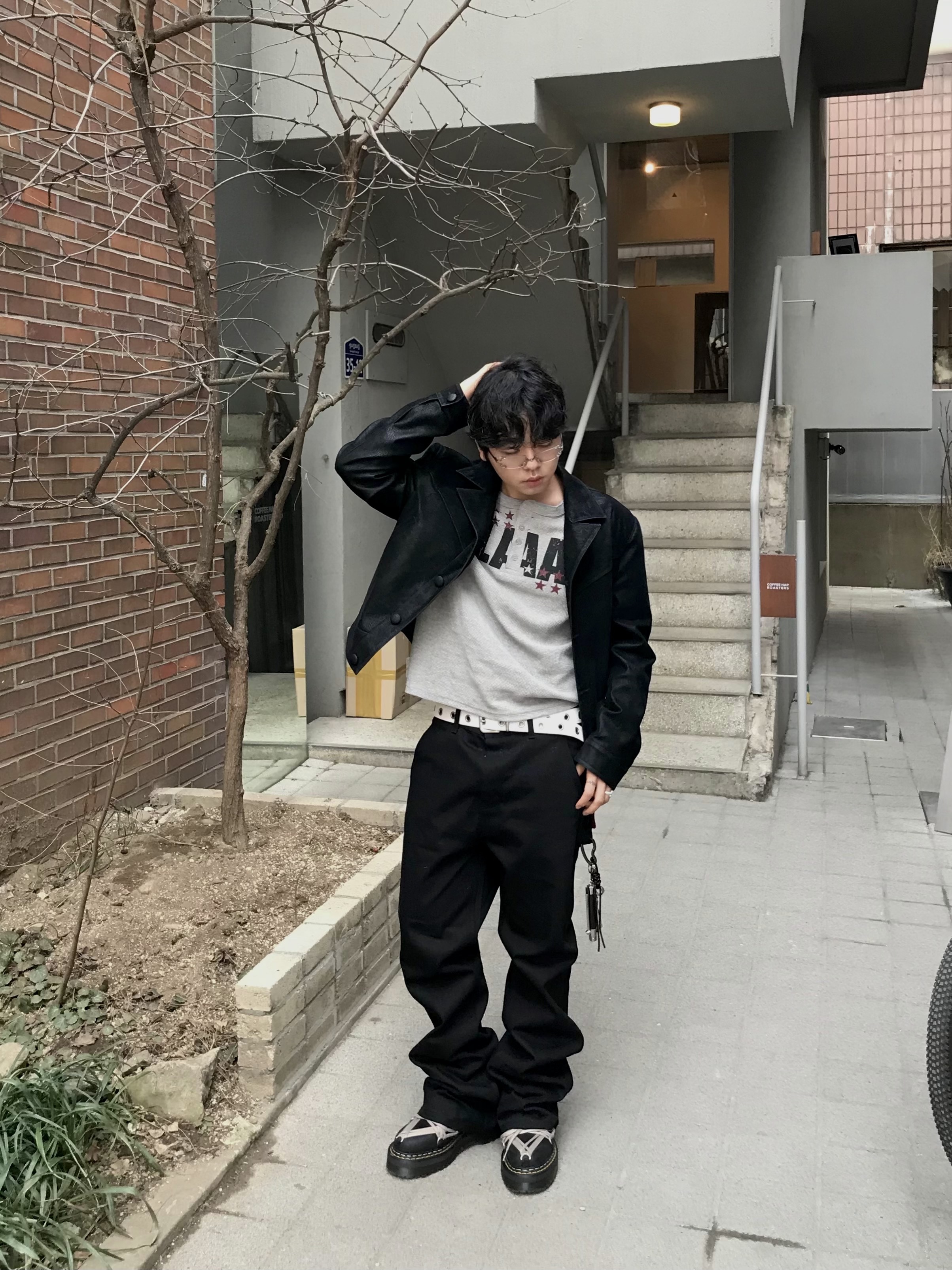 Dr. Martens x Rick Owens 1460 Quad Sole Mega Lace Boots Black, Haleine Cropped Nubuck Structured Jacket Black (WJ308) 착용 스타일 - 3