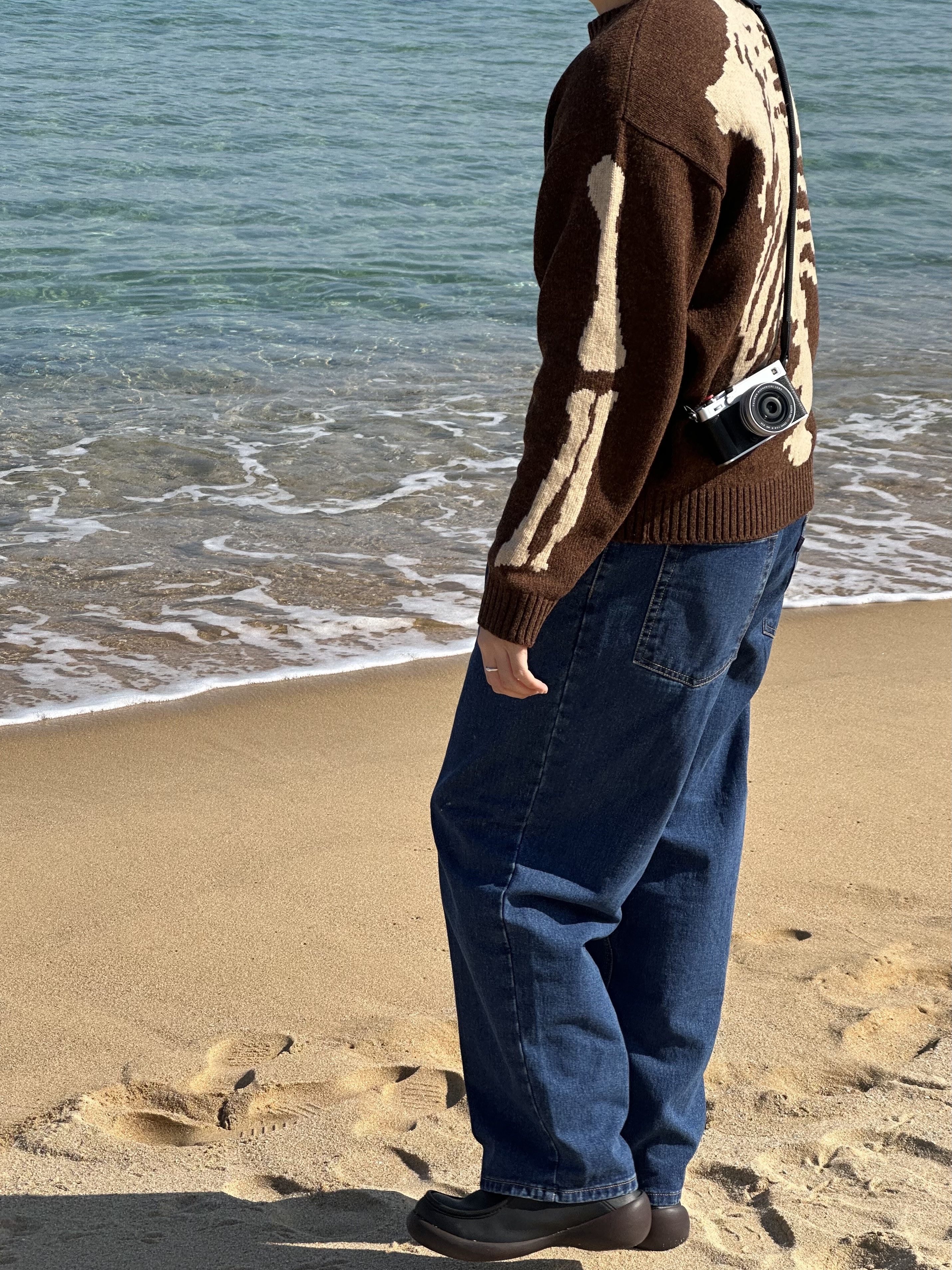 Kapital 5G Wool Bone Crewneck Sweater Brown, Labros Smart Daisy Baggy Jeans Black 착용 스타일 - 2