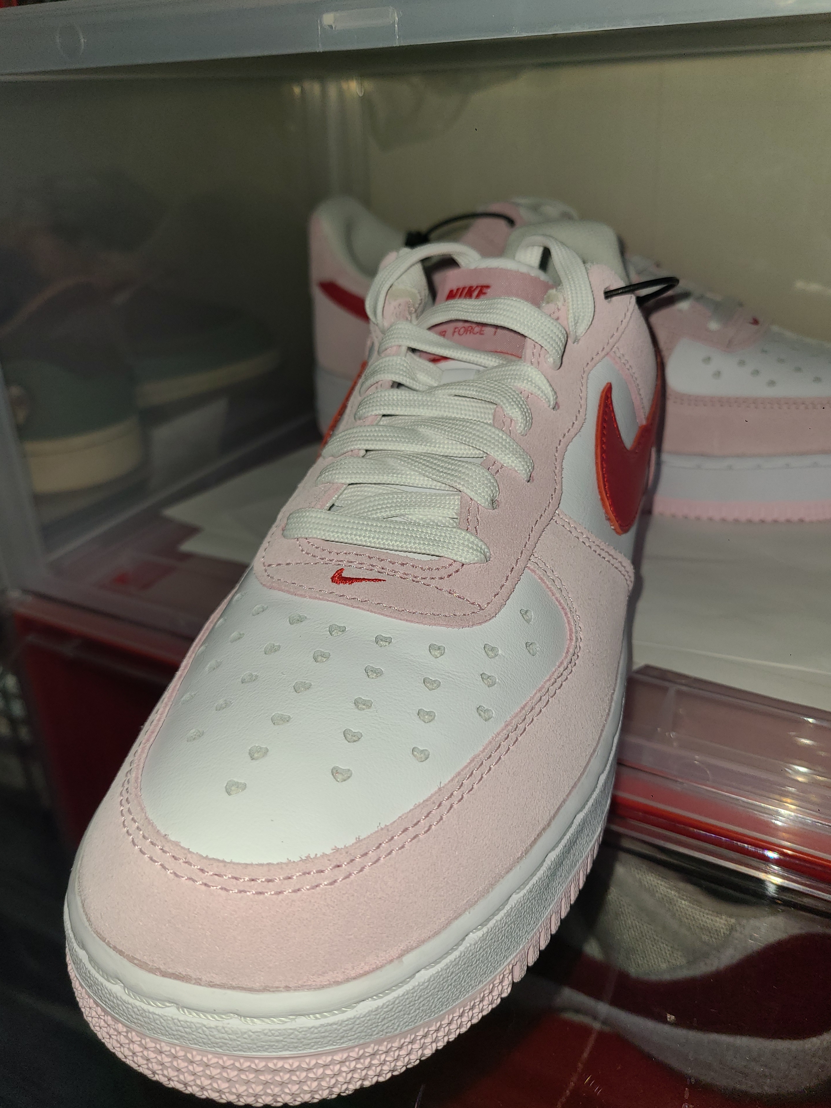 Nike Air Force 1 '07 QS Valentine's Day 착용 스타일 - 2