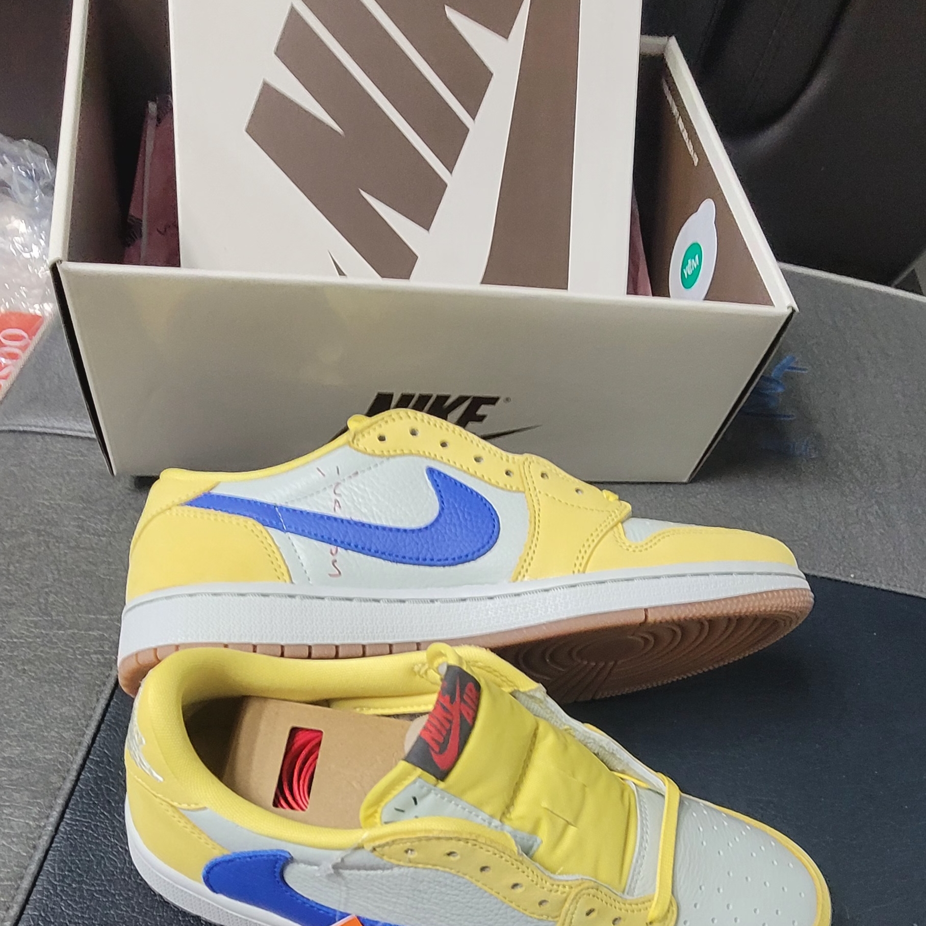 (W) Jordan 1 x Travis Scott Retro Low OG SP Canary 착용 스타일 - 1