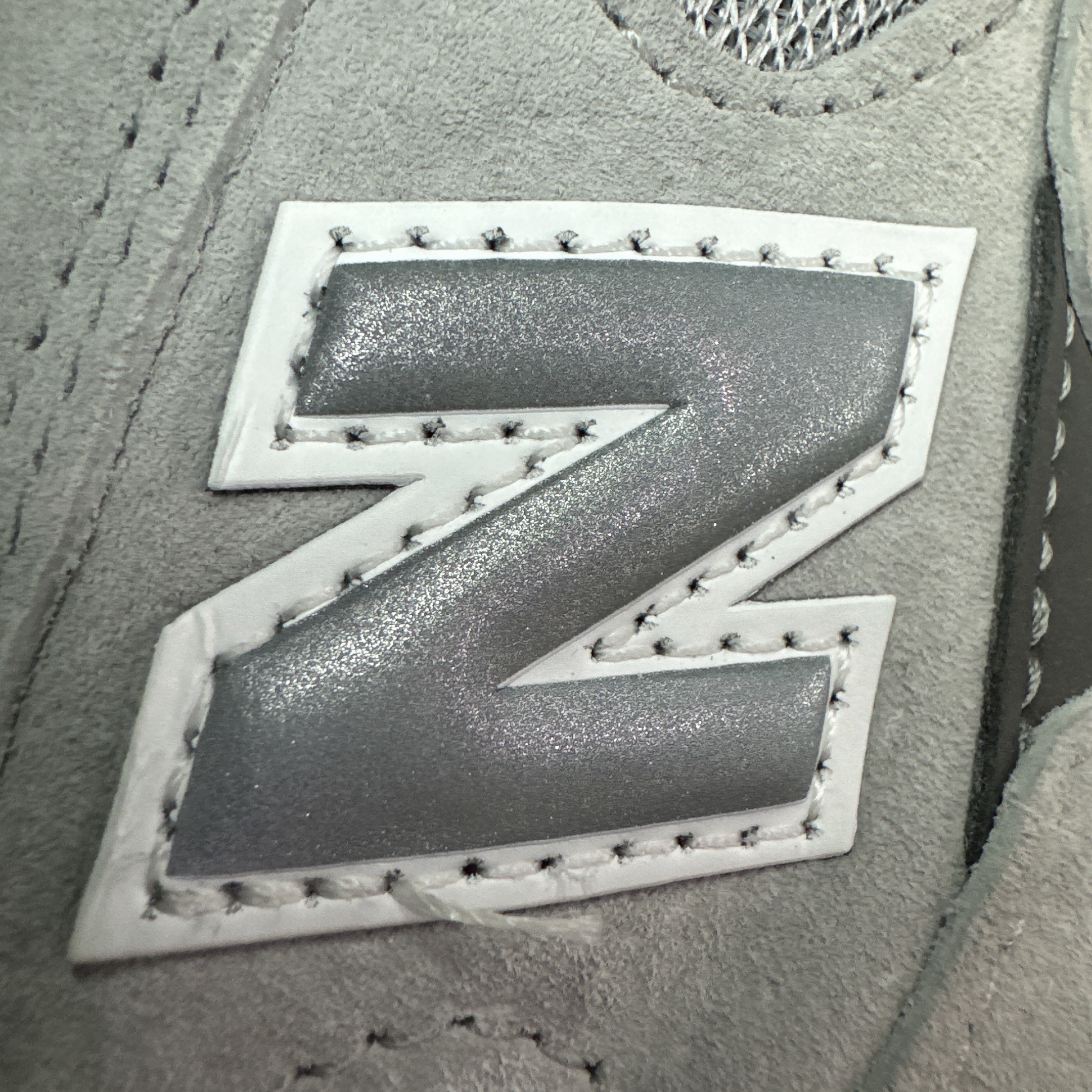 New Balance 992 Made in USA Core Grey Silver Metallic 착용 스타일 - 3