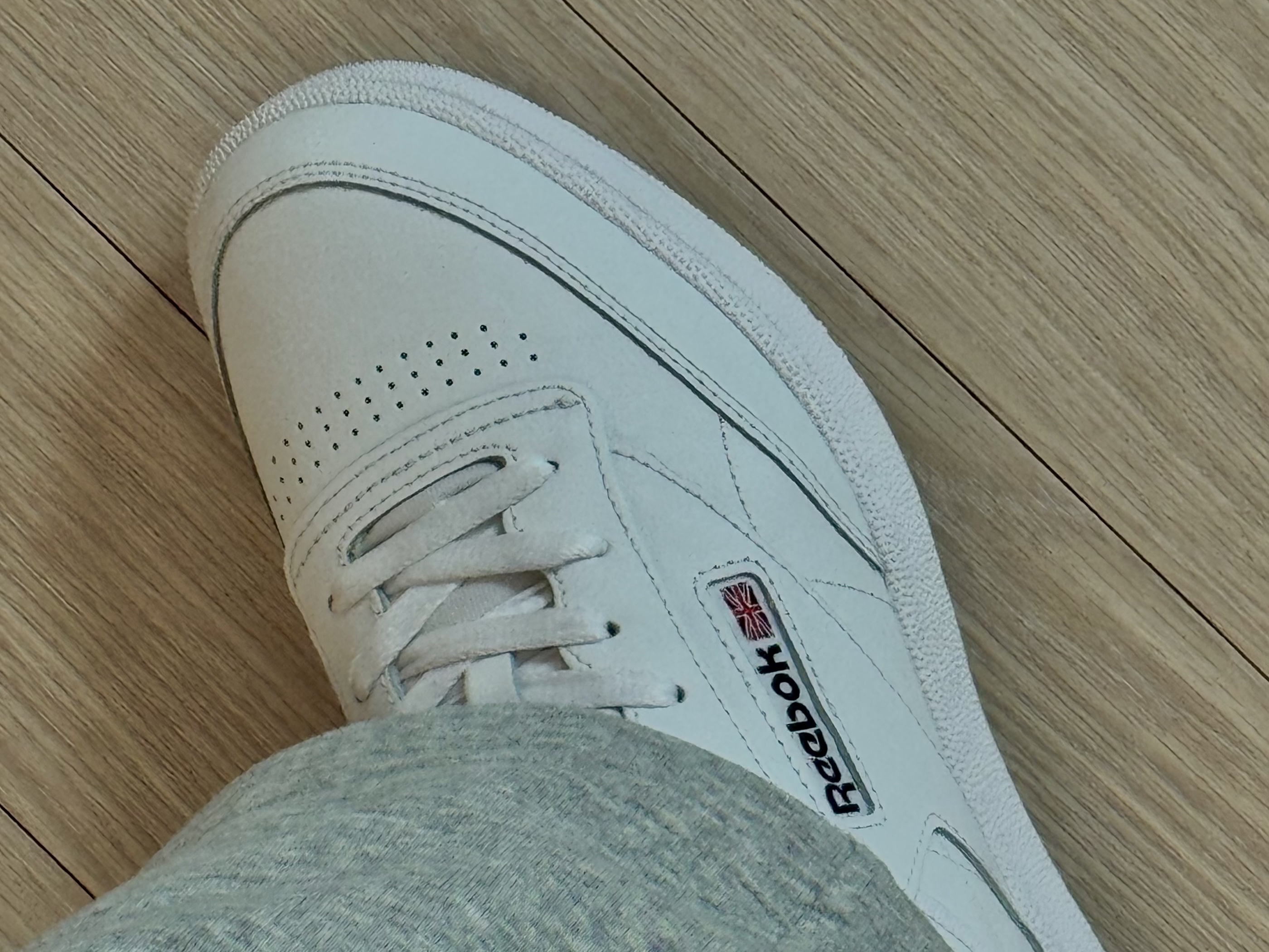 Reebok Club C 85 White, (W) Alo Yoga Accolade Straight Leg Sweatpants Athletic Heather Grey 착용 스타일 - 8