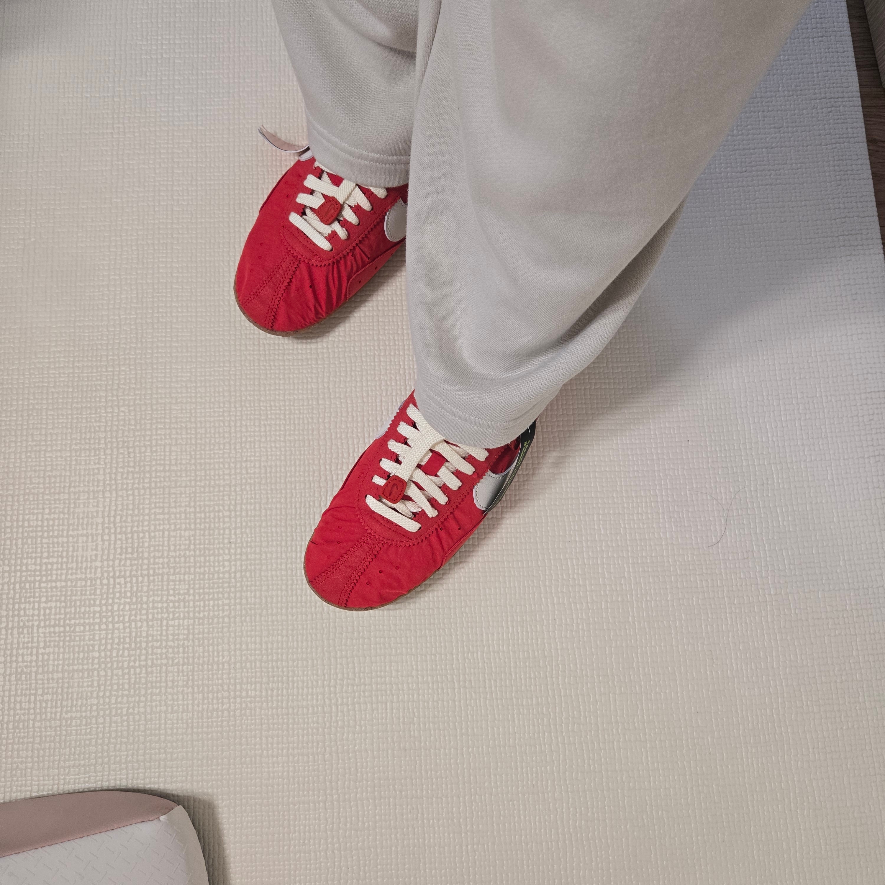 Nike x Jacquemus Moon Shoe SP University Red and Bicycle Yellow 착용 스타일 - 2