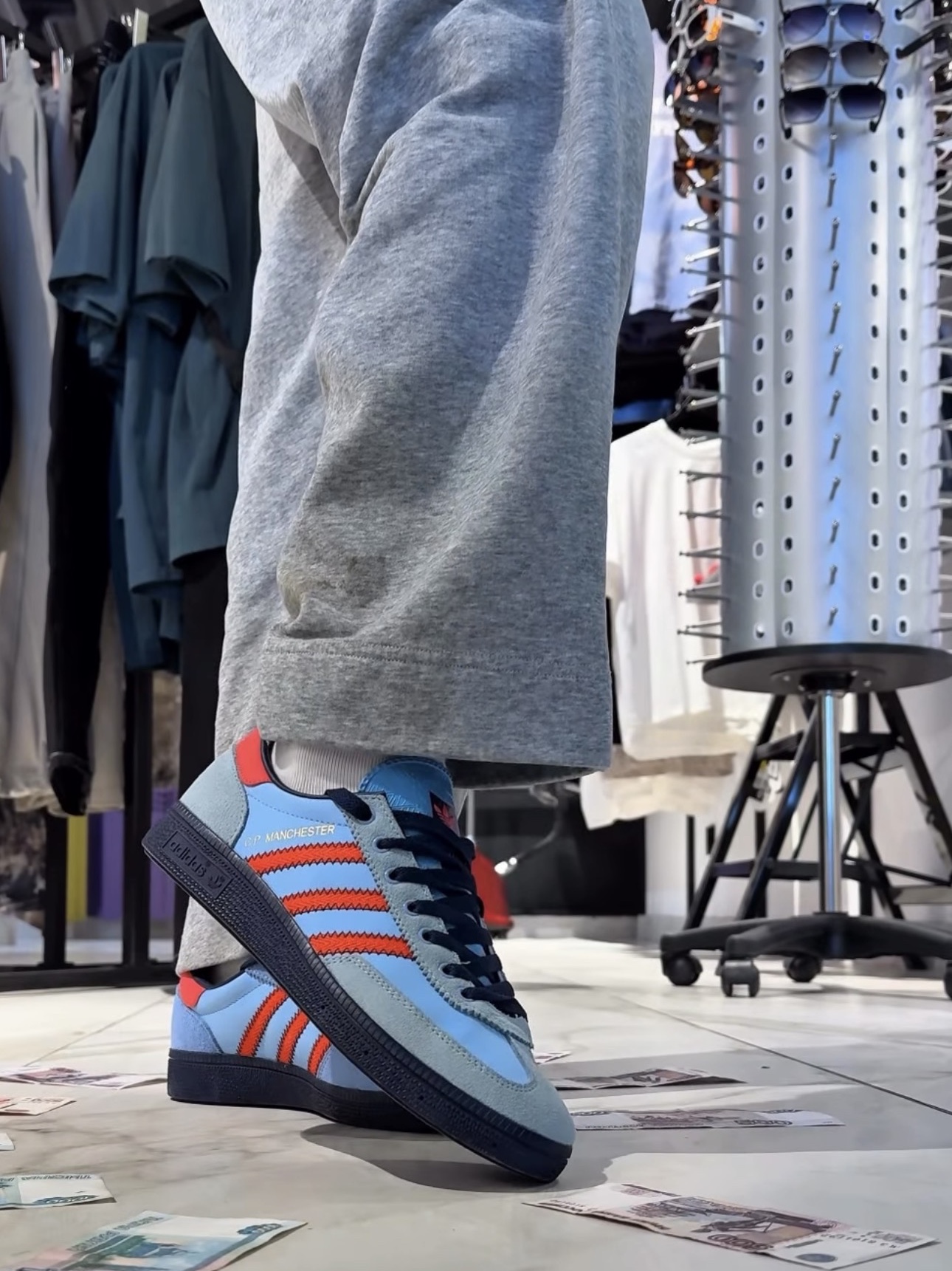 Adidas x C.P. Company Manchester Spezial Light Blue Bright Red 착용 스타일 - 1