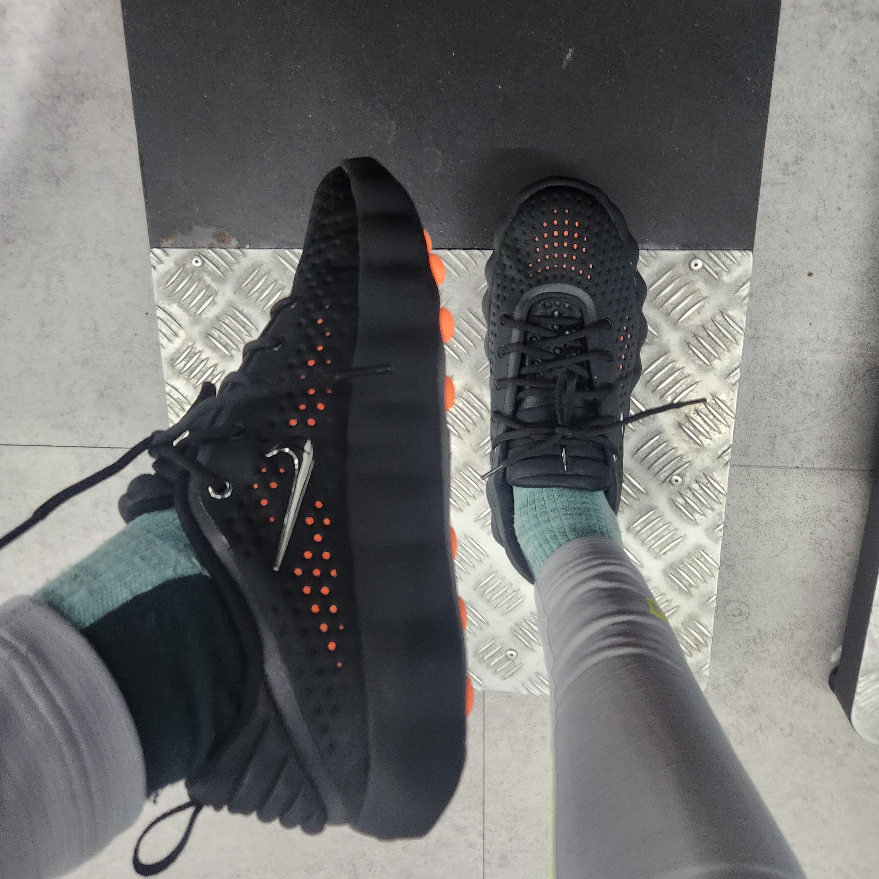 Nike Mind 002 Black Hyper Crimson 착용 스타일 - 2