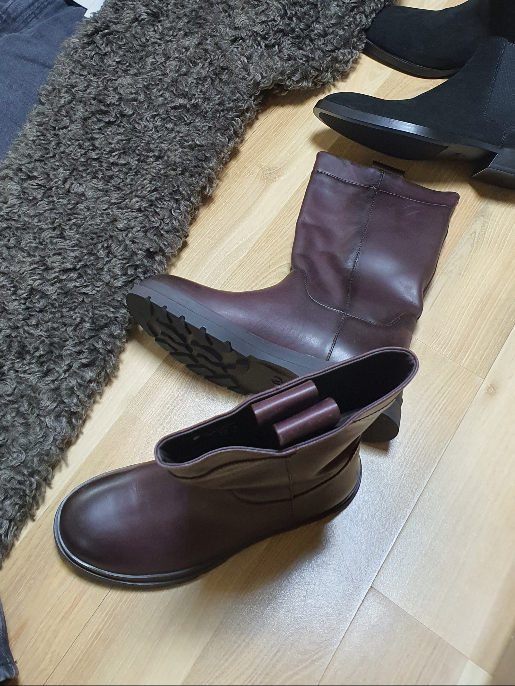 Uniqlo x JW Anderson Straight Jeans Tall Gray, Saint Laurent Wyatt Chelsea Boots in Suede Black 착용 스타일 - 6