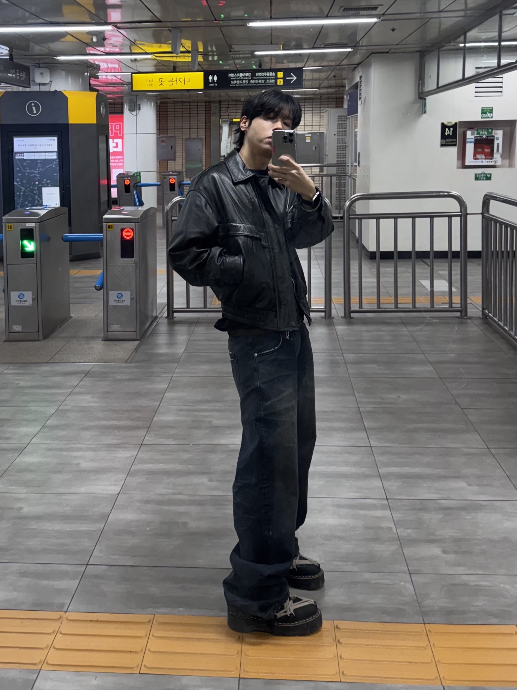 Nonnod Zen Dirty Oil Washed Denim Pants, Dr. Martens x Rick Owens 1460 Quad Sole Mega Lace Boots Black 착용 스타일 - 1