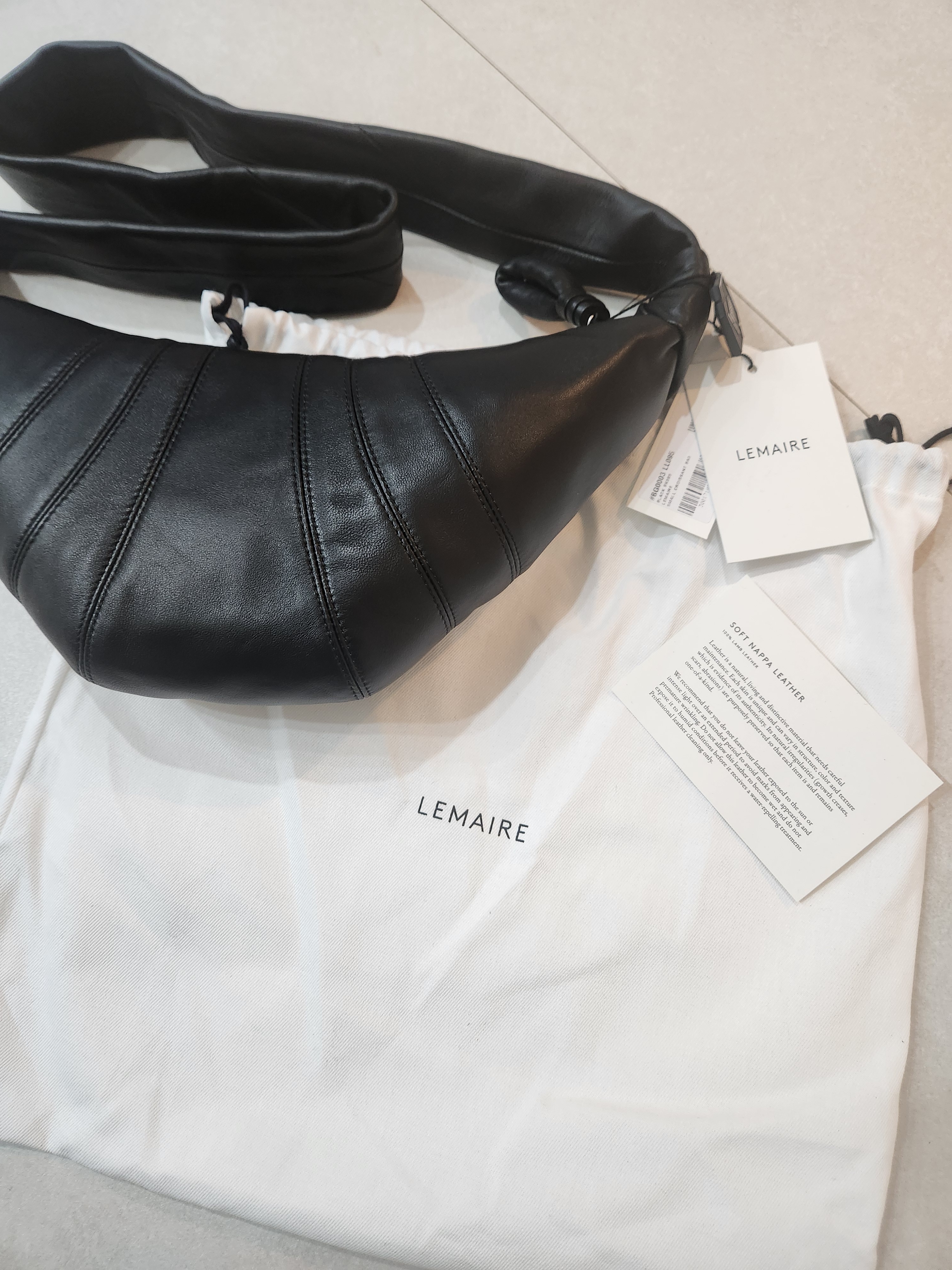 Lemaire Small Croissant Bag Soft Nappa Leather Black 착용 스타일
