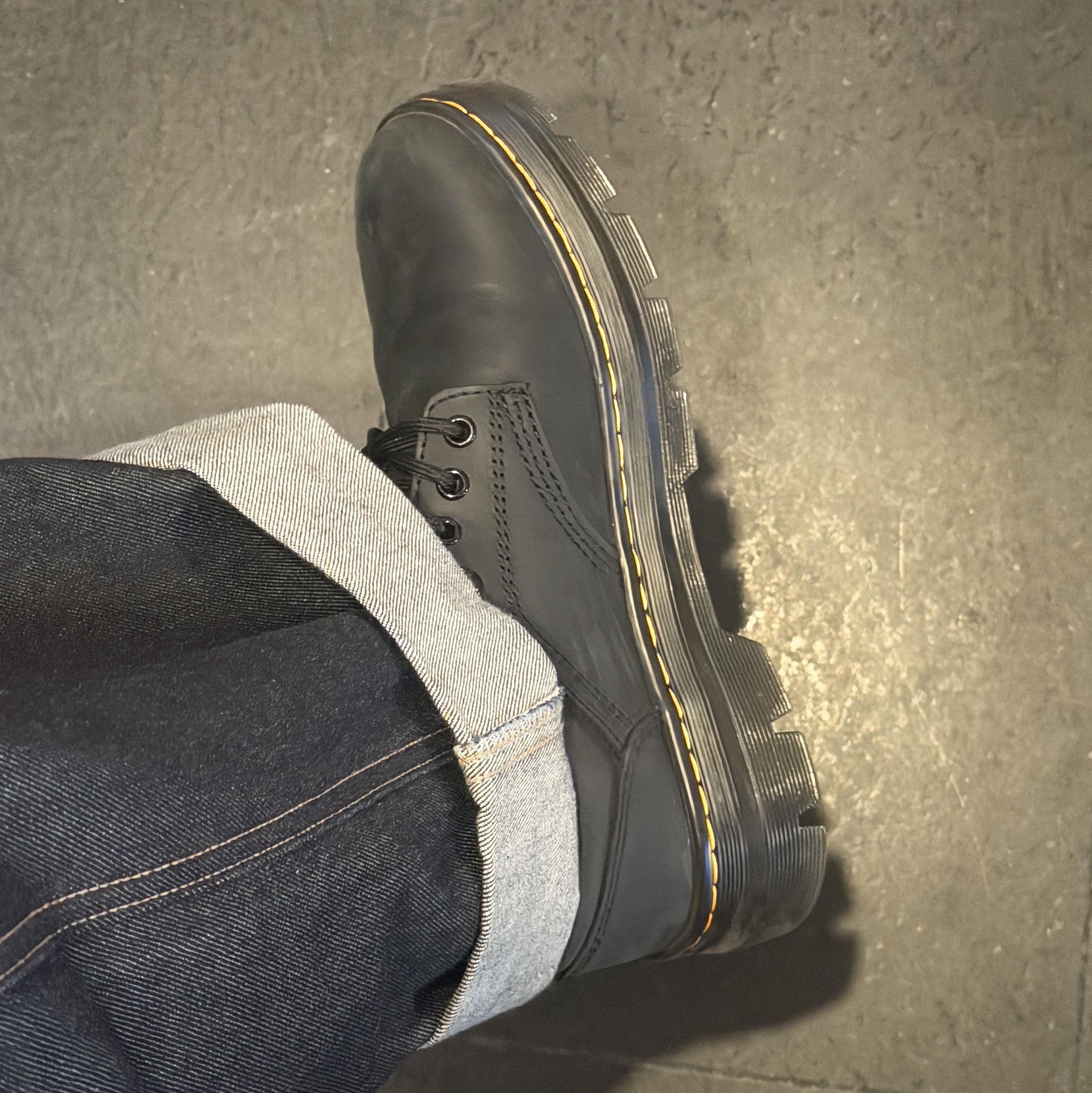Dr. Martens Reeder Wyoming Leather Utility Shoes Black 착용 스타일 - 2