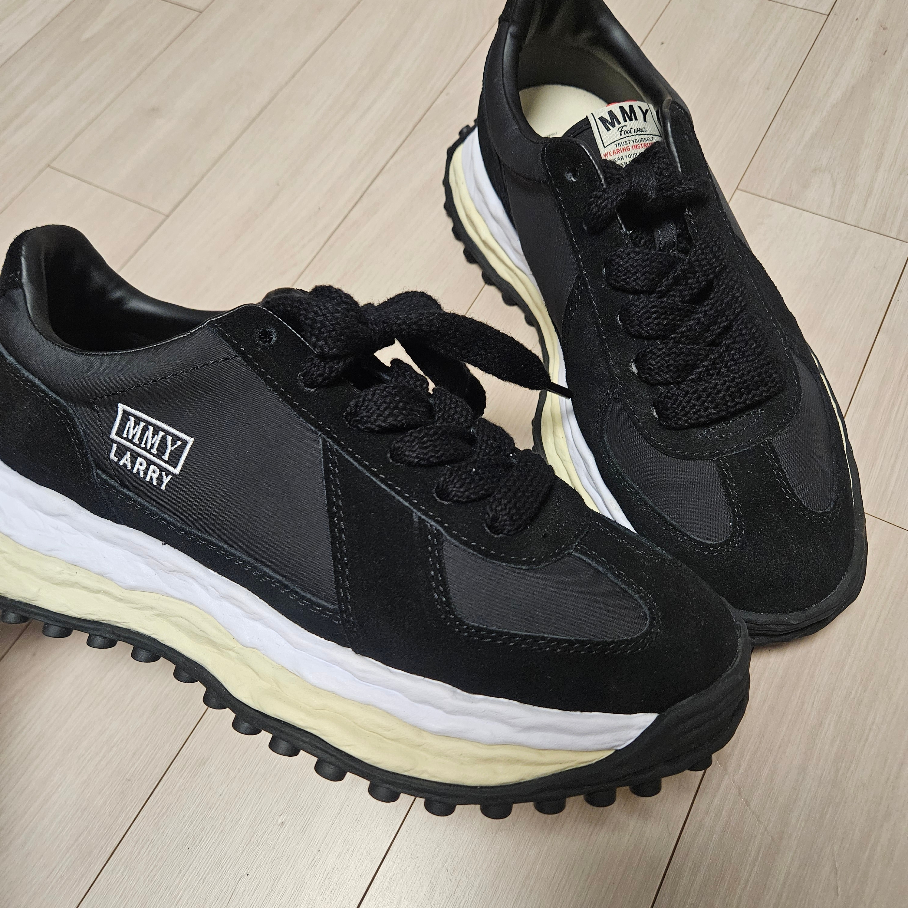 Maison Mihara Yasuhiro Larry OG Sole Mix Material Low-top Sneakers Black 착용 스타일