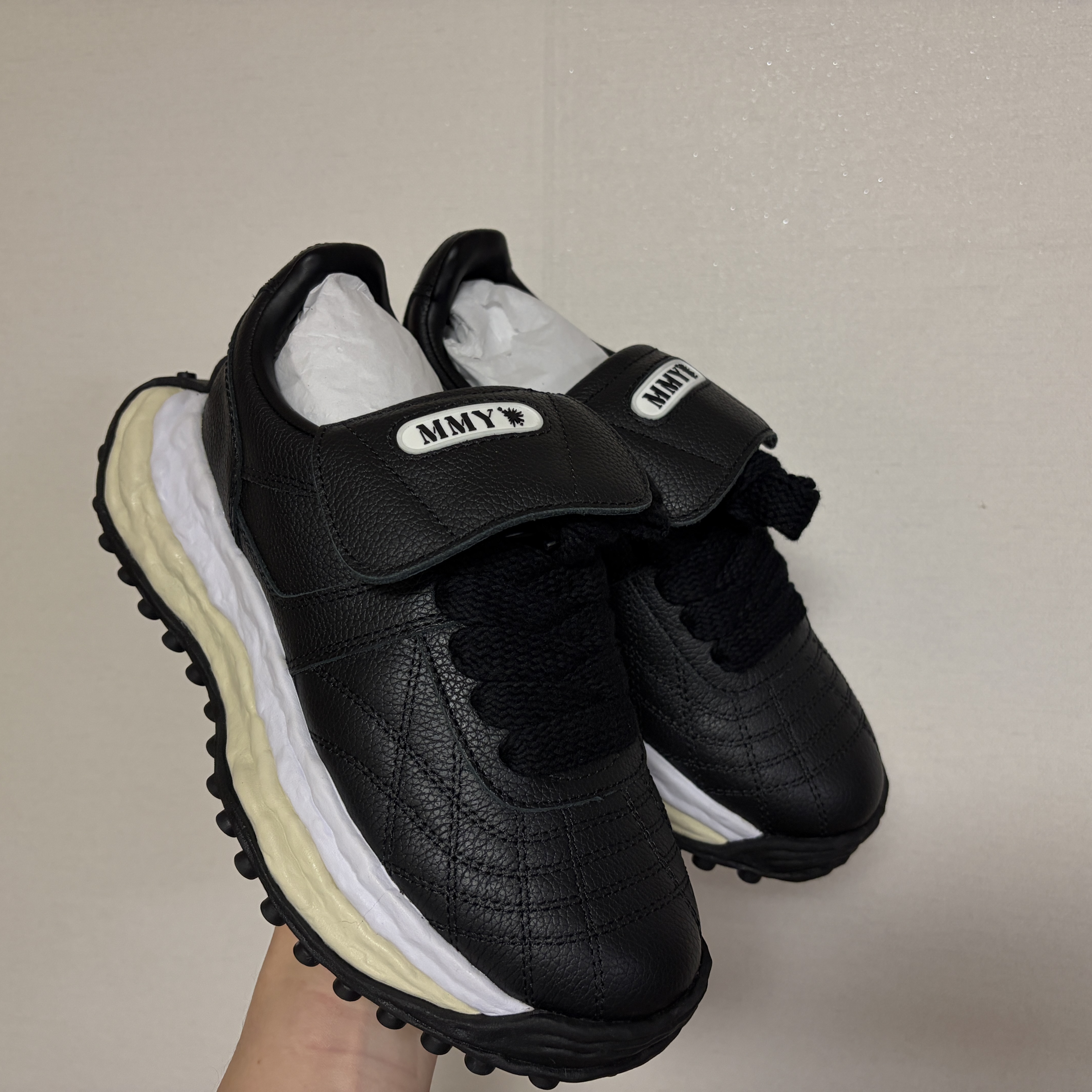 Maison Mihara Yasuhiro Scott OG Sole Leather Low-top Sneakers Black 착용 스타일 - 2