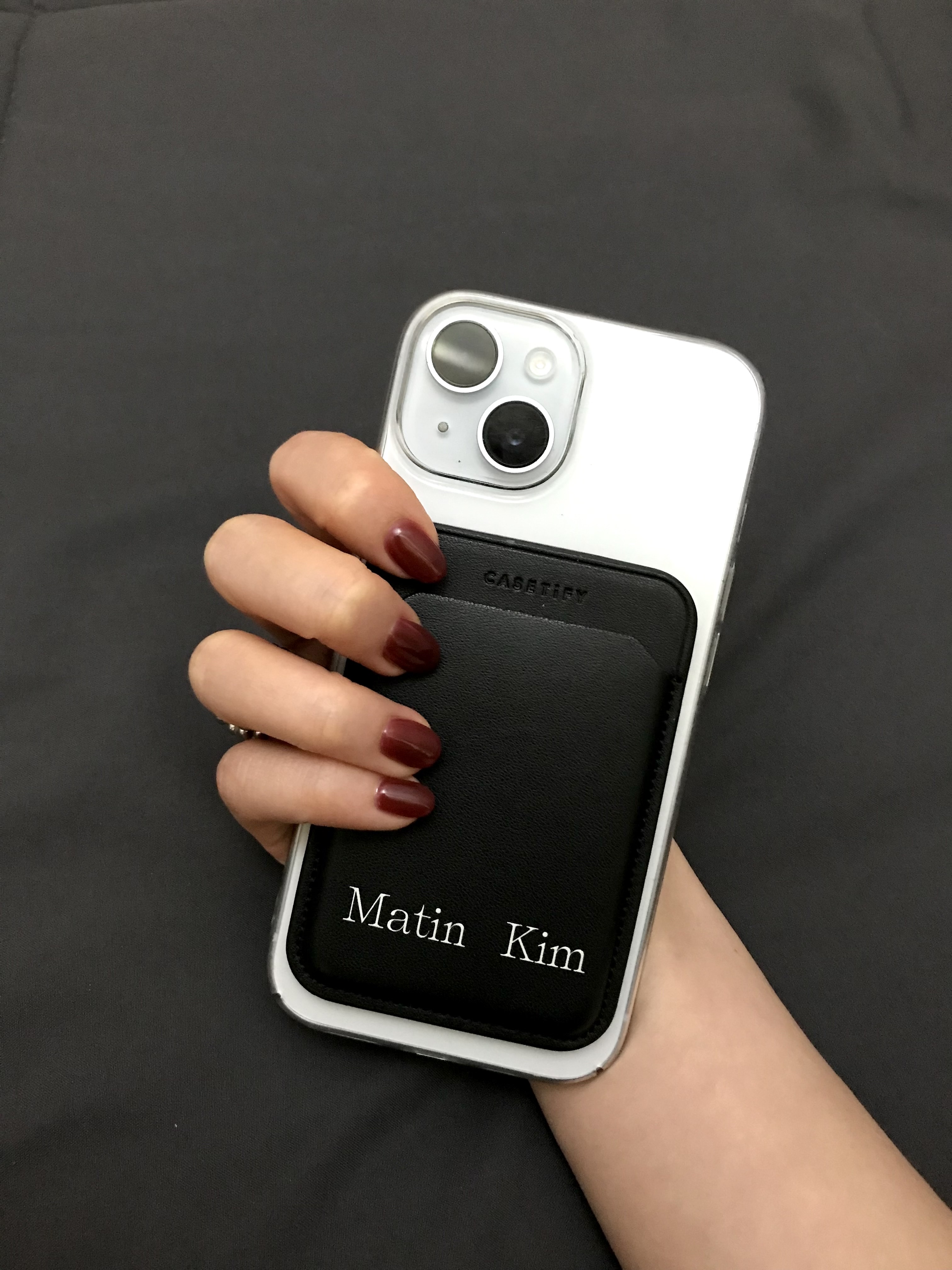 Casetify x Matin Kim Basic Logo MagSafe Wallet Black 착용 스타일