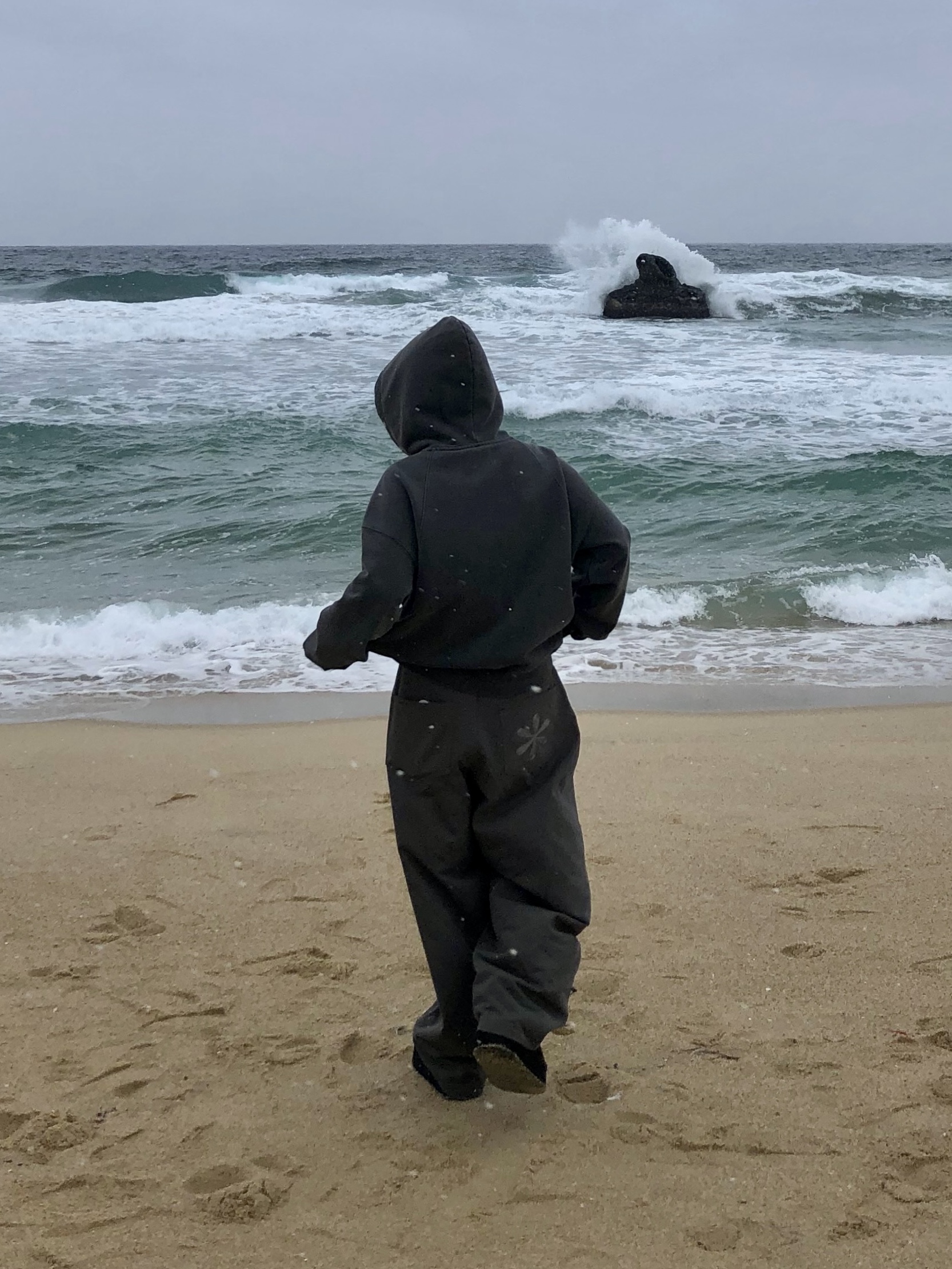 Riomeu Curved Balloon Cotton Pants Charcoal, Riomeu Pigment Heavy Sweat Burton Hoodie Charcoal 착용 스타일 - 2